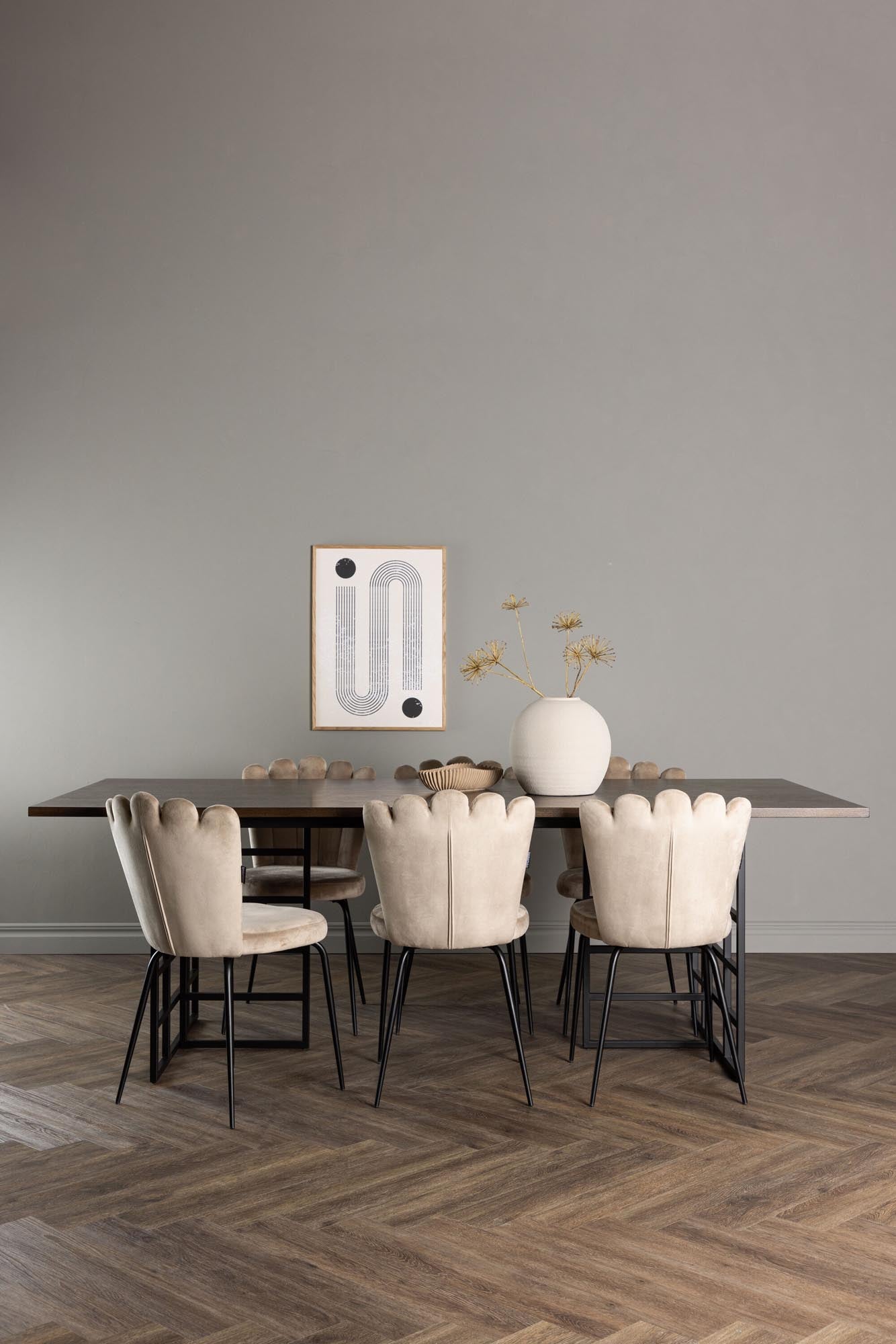 Elegantes Ystad Esszimmerset + Limhamn: Ideal für gesellige Runden. Hochwertige Materialien und luxuriöse Samtstühle schaffen einladenden Charme.