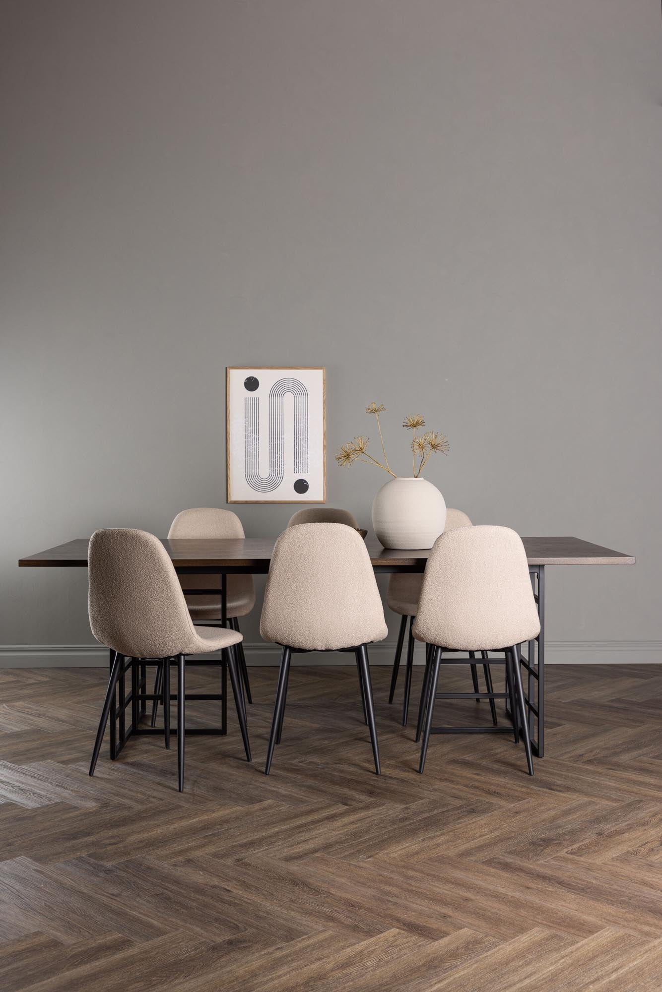 Elegantes Ystad Esszimmerset: 220 cm Tisch aus MDF mit Eichenfurnier, 6 komfortable Polar Stühle in beigem Bouclé, harmonisches skandinavisches Industriedesign.