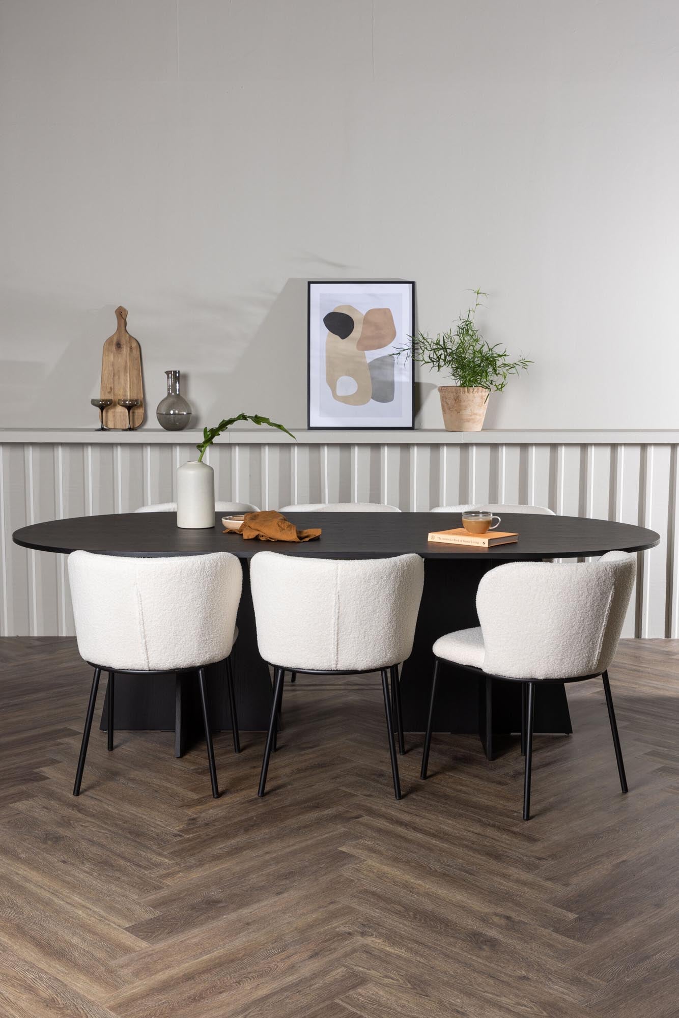 Stilvolles Esszimmerset: Bootcut Tisch & Edina Stühle, rustikaler Charme, modernes Design, Platz für 6 Personen, eleganter Bouclé-Stoff.