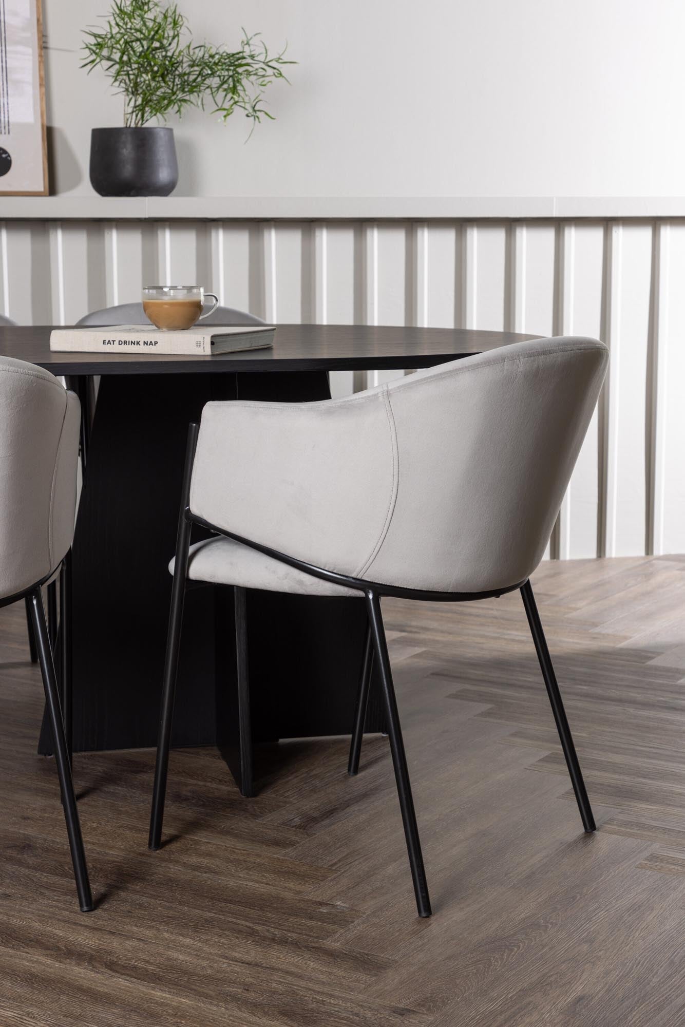 Stilvolles Bootcut Esszimmerset mit ovalem Tisch und 6 luxuriösen Evelina-Stühlen in hellgrauem Samt. Perfekt für gesellige Abende!