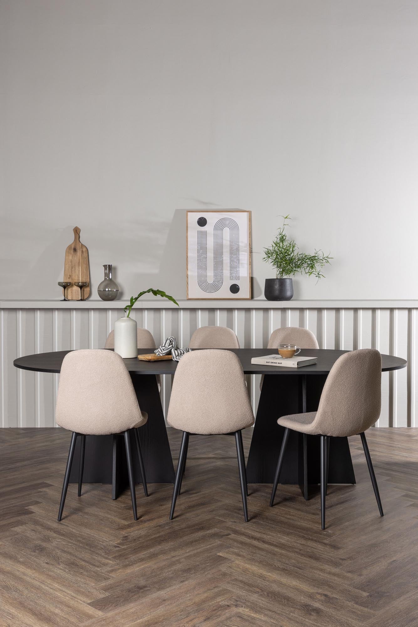 Elegantes Bootcut Esszimmerset: Ovaler Tisch 230cm, pflegeleichtes MDF-Furnier, bequeme Bouclé-Stühle in Beige, ideal für gesellige Runden.