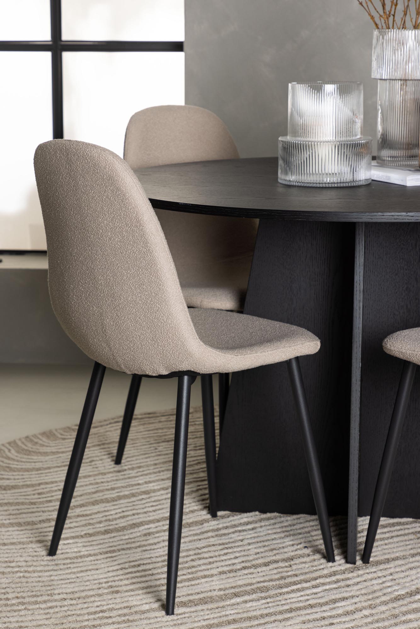 Stilvolles Bootcut Esszimmerset mit Polar Tisch und 4 Stühlen.