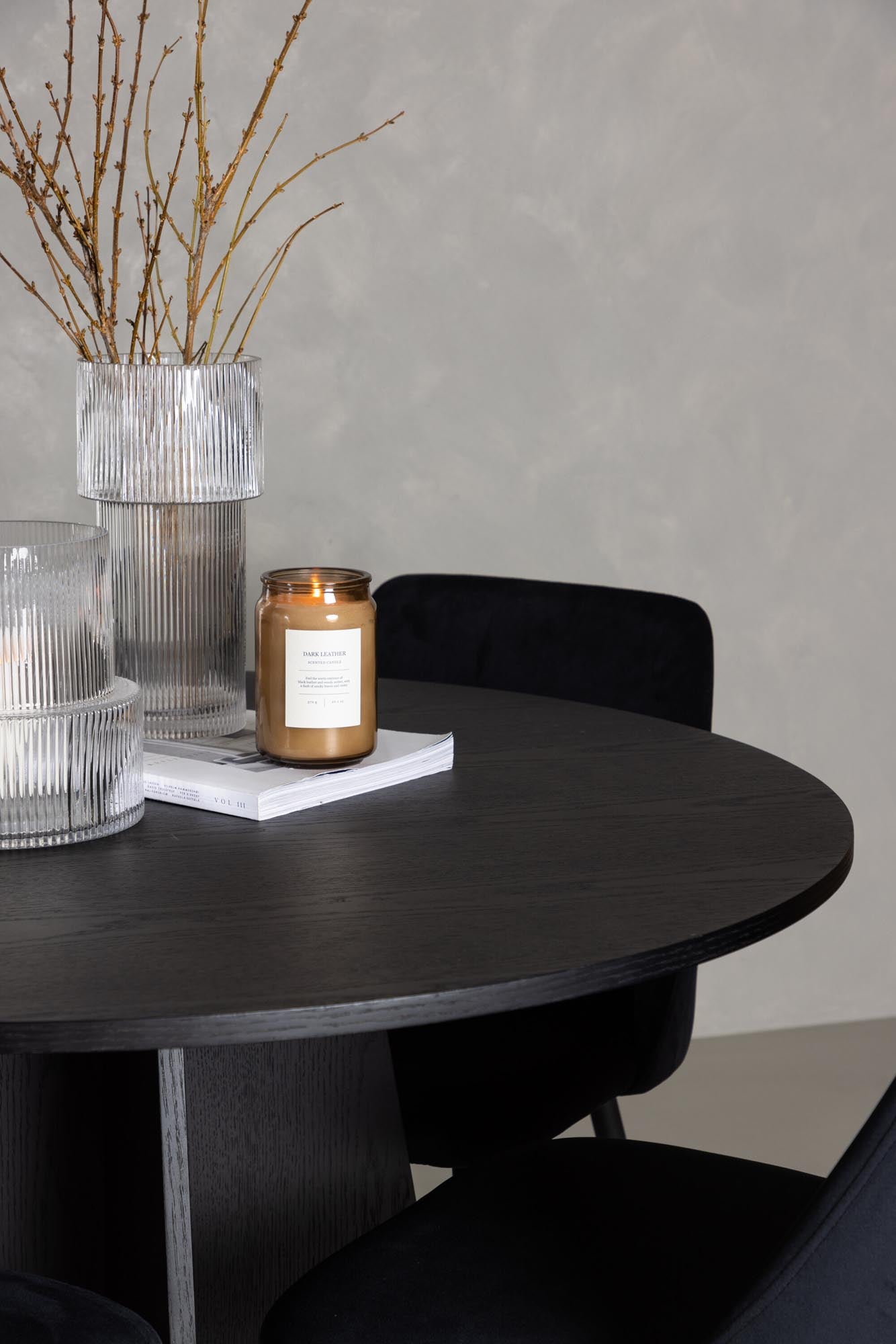 Elegantes Bootcut Esszimmerset mit runden Tisch und luxuriösen Samtstühlen für unvergessliche Momente in modernem Design.