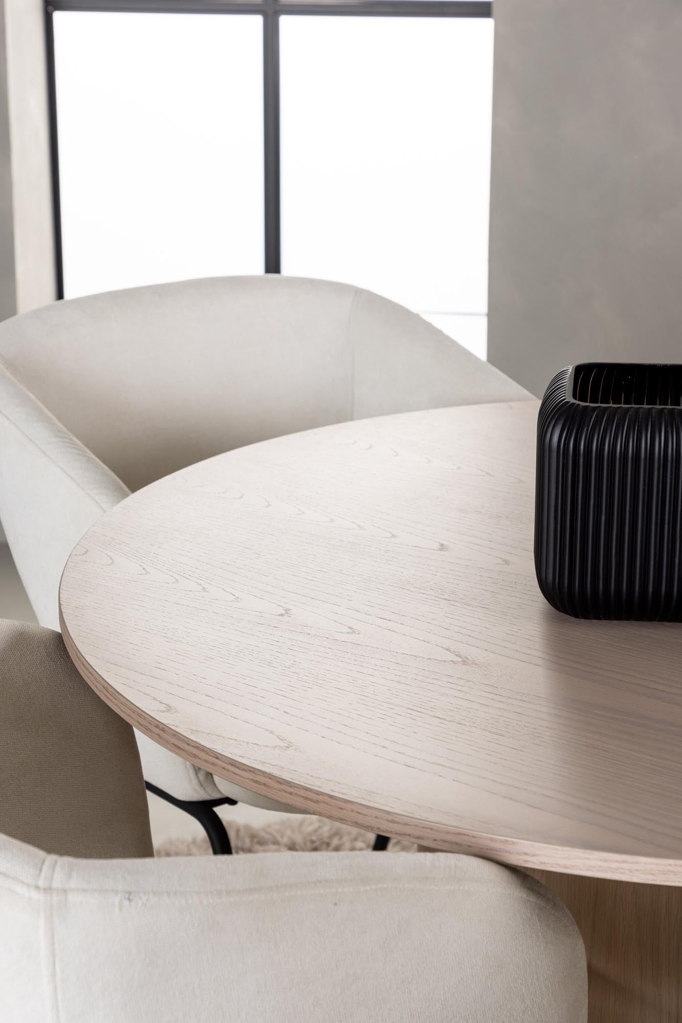 Entdecken Sie das stilvolle Olivia Esszimmerset von Venture Home: Ein runder Tisch (110 cm) und 4 ergonomische Stühle für unvergessliche Momente.