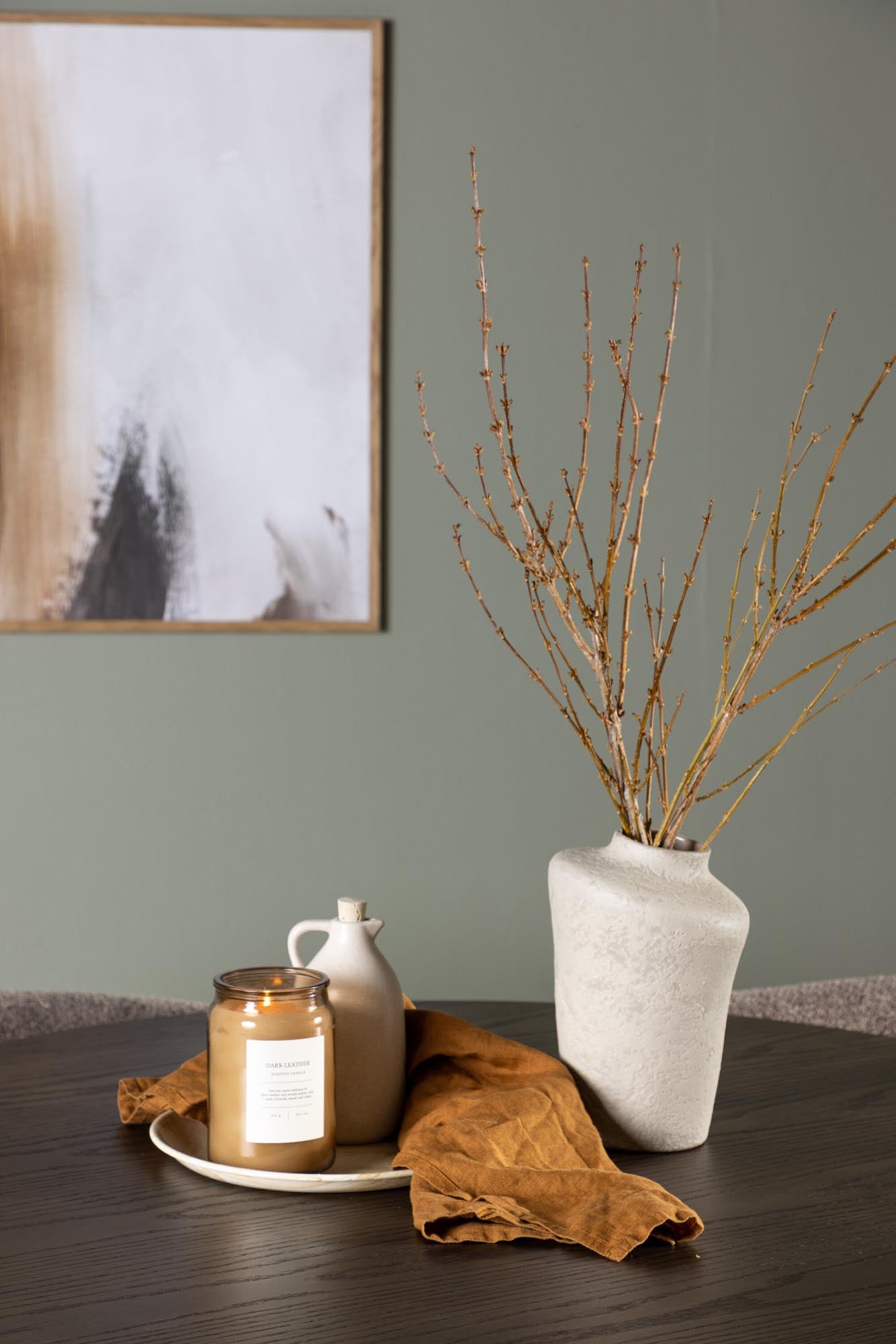 Stilvolles Esszimmerset mit runder Tischplatte und 4 komfortablen Stühlen. Perfekt für gesellige Abende und festliche Anlässe.