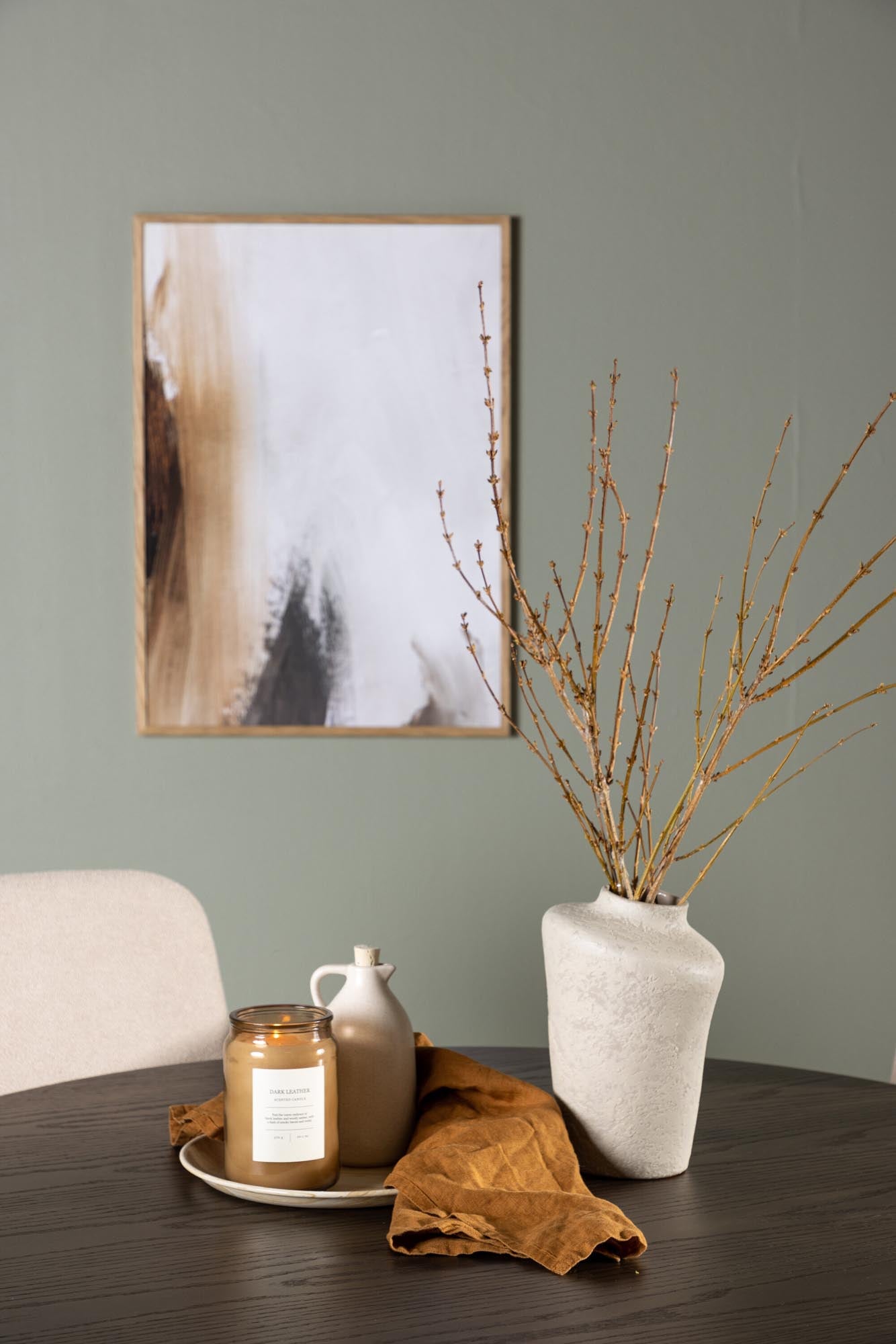 Modernes Esszimmerset Olivia + Seda: runder Tisch ⌀110cm und 4 ergonomische Stühle für stilvolle und gemütliche Essmomente.