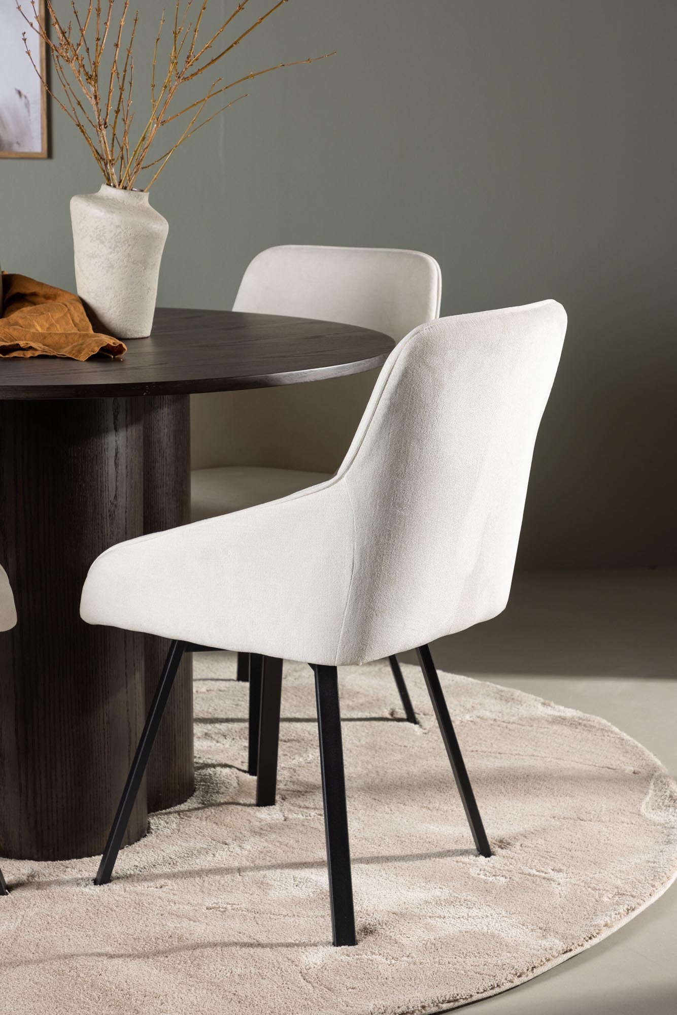 Entdecken Sie das Olivia Esszimmerset + Rosie: Eleganter runder Tisch mit 110 cm Durchmesser und 4 stilvollen Stühlen. Perfekt für jeden Anlass!