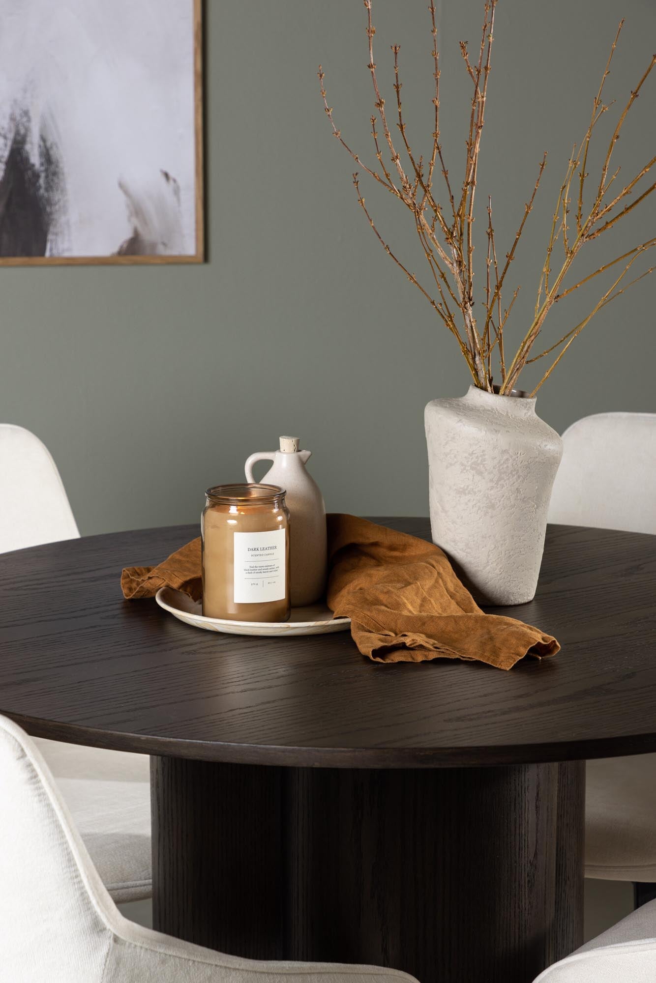 Erleben Sie das Olivia Esszimmerset + Rosie von Venture Home: Moderner runder Tisch mit 110 cm Durchmesser und 4 komfortablen Stühlen. Ideal für gesellige Runden!