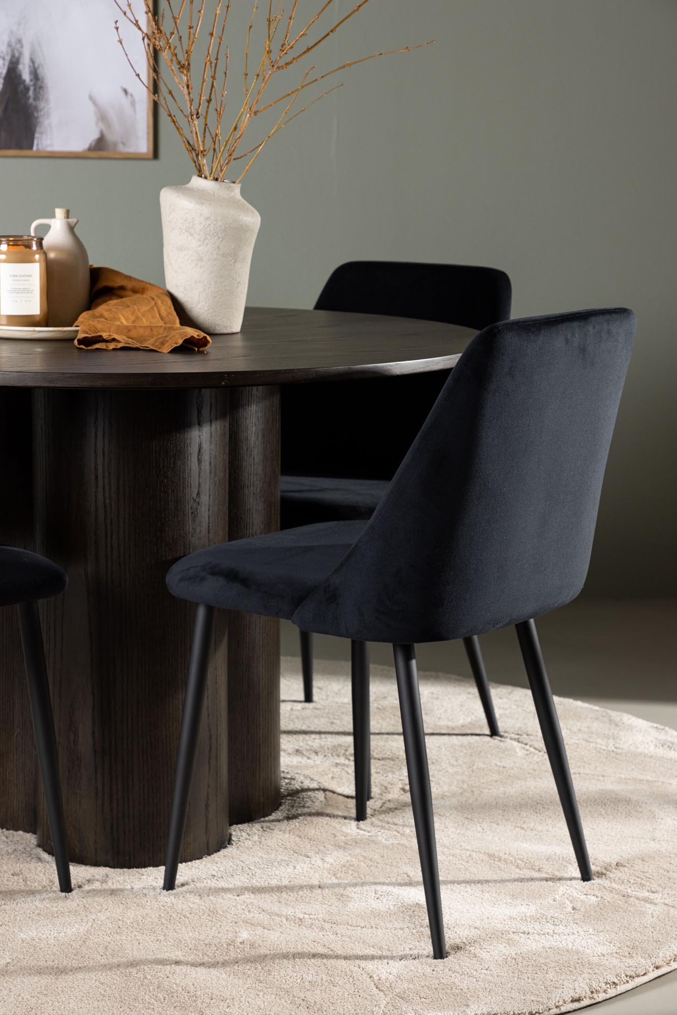 Modernes Olivia Esszimmerset mit rundem Tisch (110cm) und 4 stilvollen Stühlen. Ideal für gesellige Abende und elegantes Wohnen.