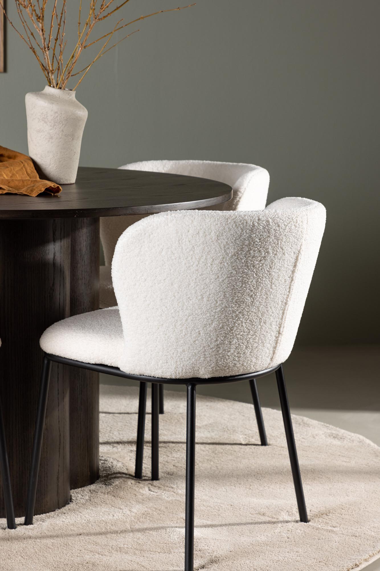 Elegantes Esszimmerset Olivia mit Edina Tisch und 4 ergonomischen Stühlen für stilvolle Esszimmermomente.