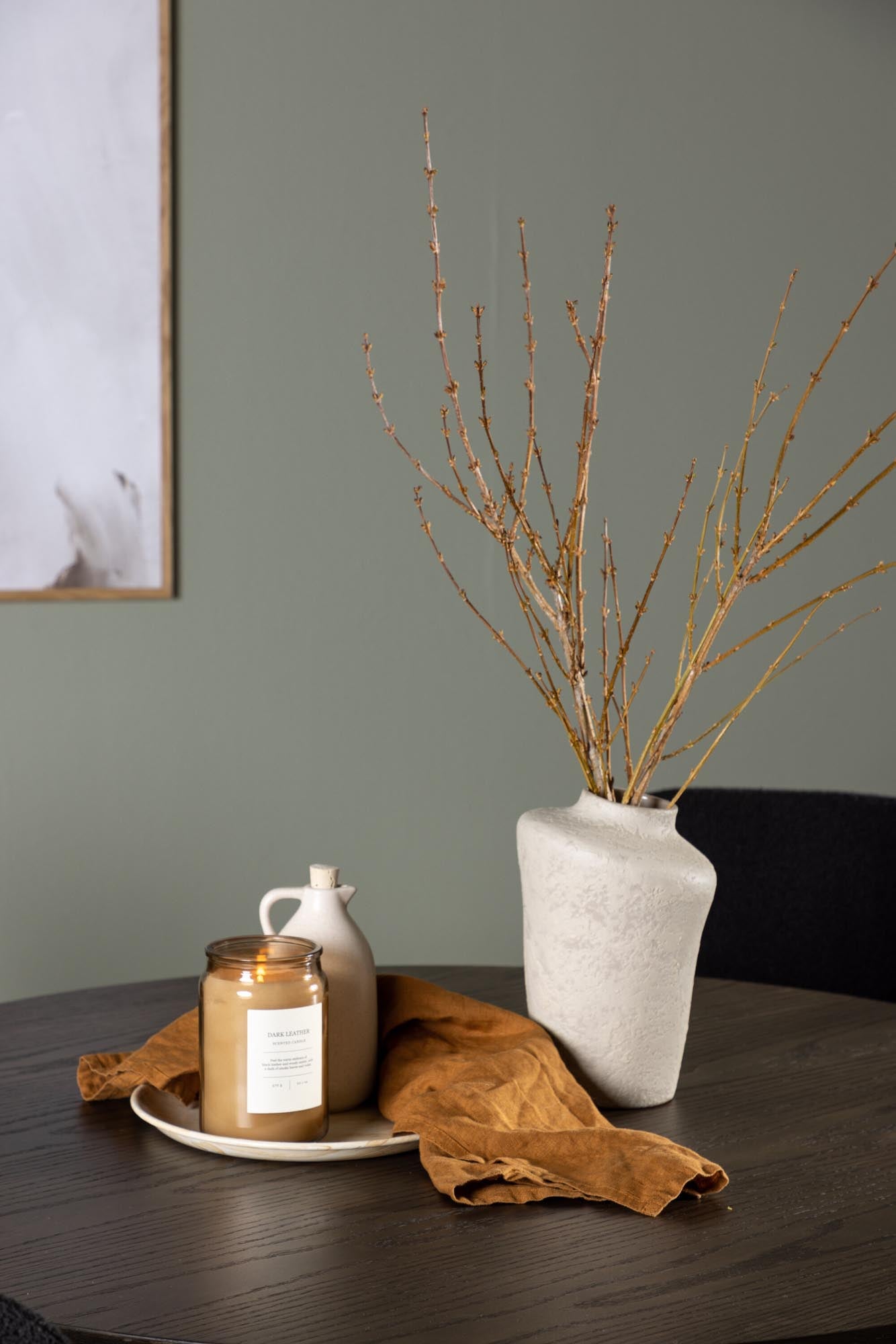 Elegantes Olivia Esszimmerset von Venture Home: 110 cm runder Tisch und 4 ergonomische Stühle für stilvolle Geselligkeit und Komfort.