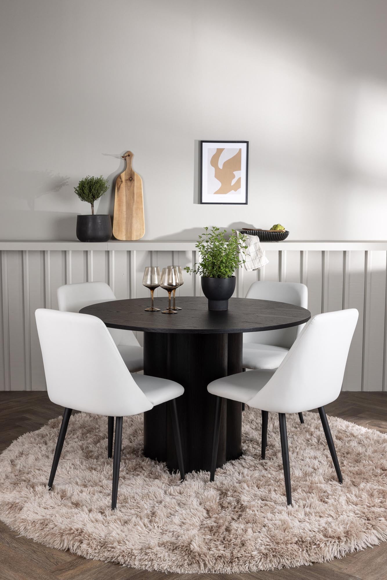 Elegantes Olivia Esszimmerset mit rundem Tisch (110cm) und 4 stilvollen Stühlen von Venture Home. Ideal für gesellige Abende!