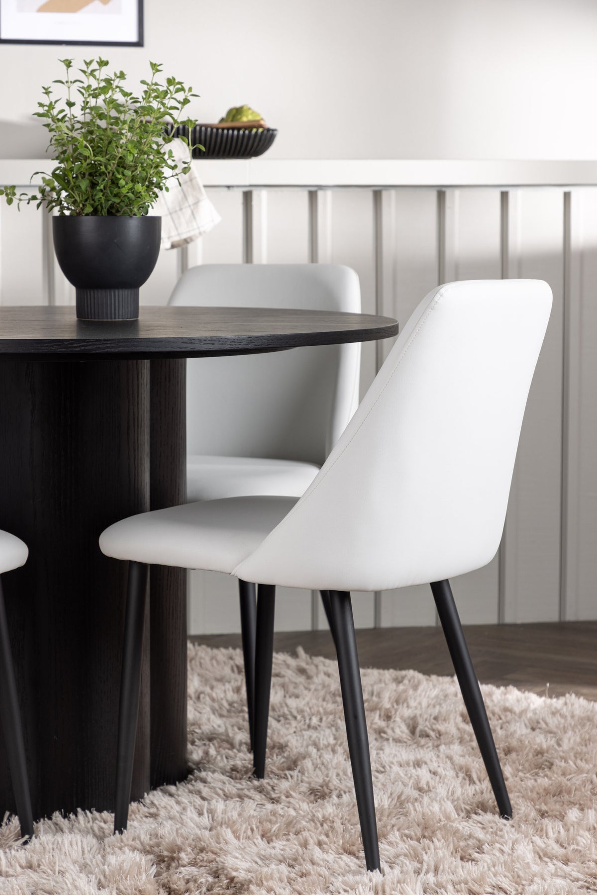 Olivia Esszimmerset + Night ⌀110cm/4St. in Schwarz / Weiss präsentiert im Onlineshop von KAQTU Design AG. Esszimmerset ist von Venture Home
