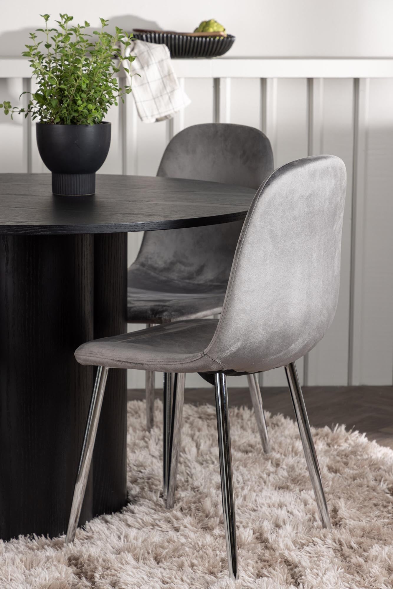 Stilvolles Esszimmerset Olivia mit runder Tischplatte (⌀110cm) und 4 luxuriösen Samtstühlen von Venture Home – ideal für festliche und entspannte Anlässe.