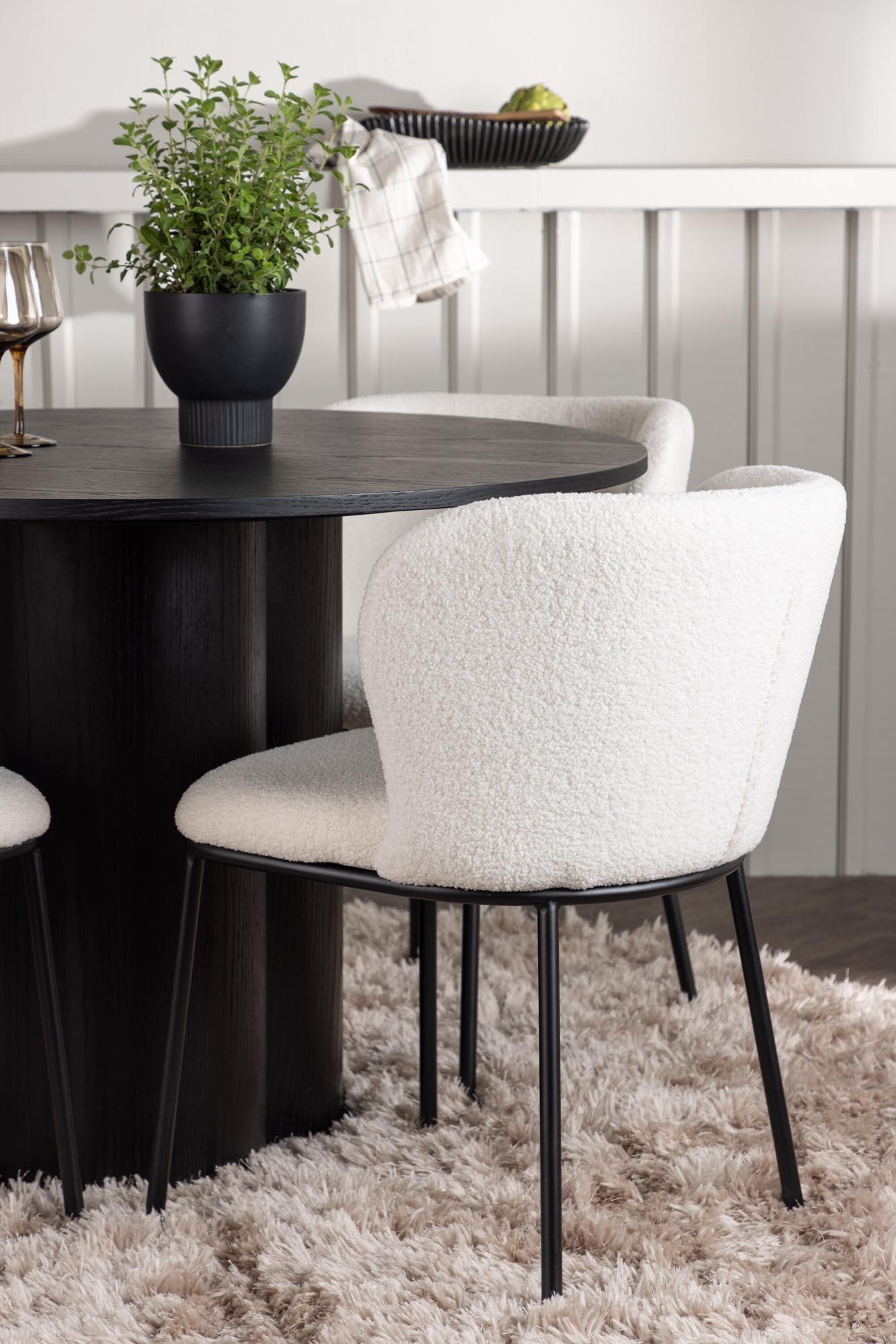 Stilvolles Esszimmerset Olivia + Edina mit 110 cm Tisch und 4 ergonomischen Stühlen für gemütliche Zusammenkünfte und unvergessliche Momente.