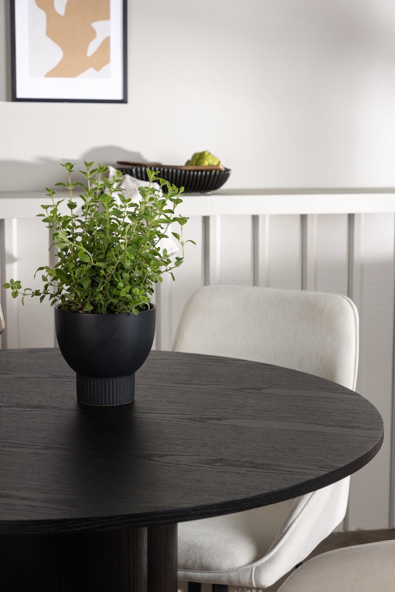 Erleben Sie das Olivia Esszimmerset von Venture Home: Ein stilvoller runder Tisch (⌀110cm) und 4 komfortable Stühle, ideal für gesellige Momente.