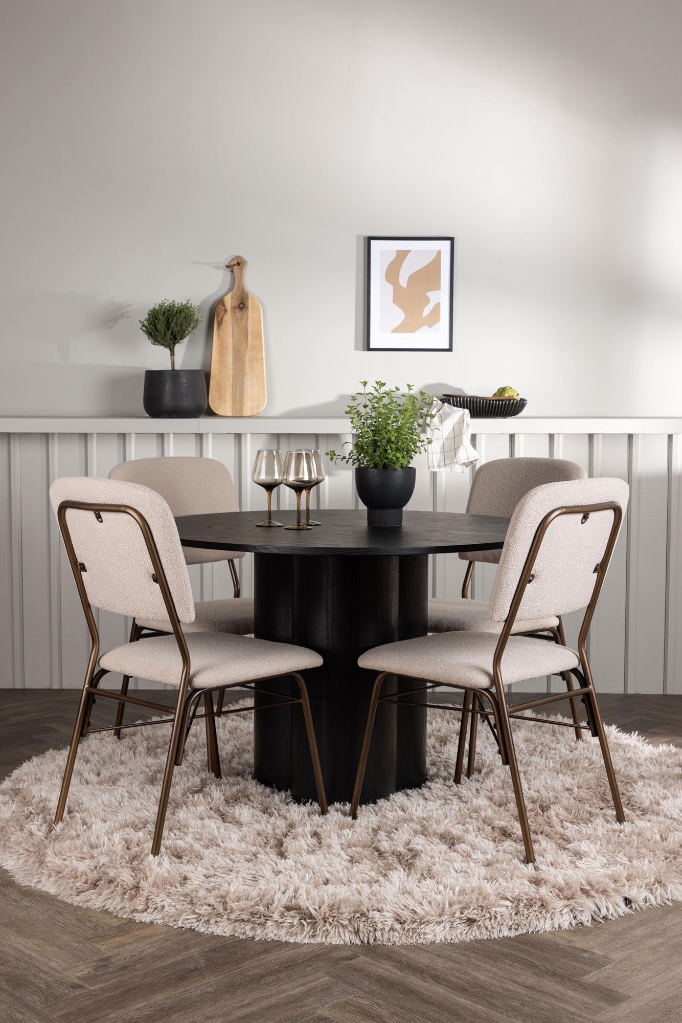 Elegantes Esszimmerset mit runden Tisch (⌀110cm) und 4 komfortablen Stühlen, perfekt für gesellige Abende und stilvolle Essbereiche.