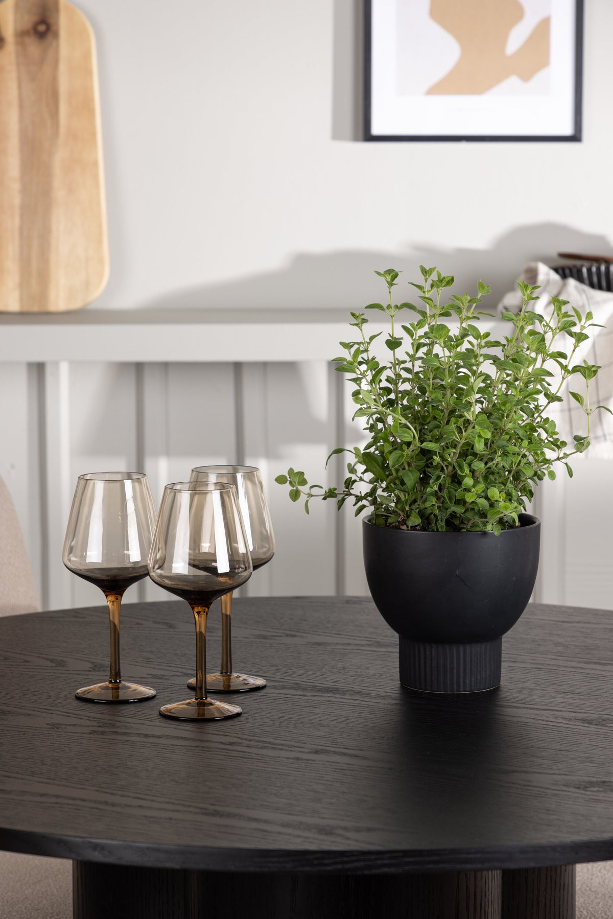 Olivia Esszimmerset + Seda ⌀110cm/4St. in Beige / Schwarz präsentiert im Onlineshop von KAQTU Design AG. Esszimmerset ist von Venture Home
