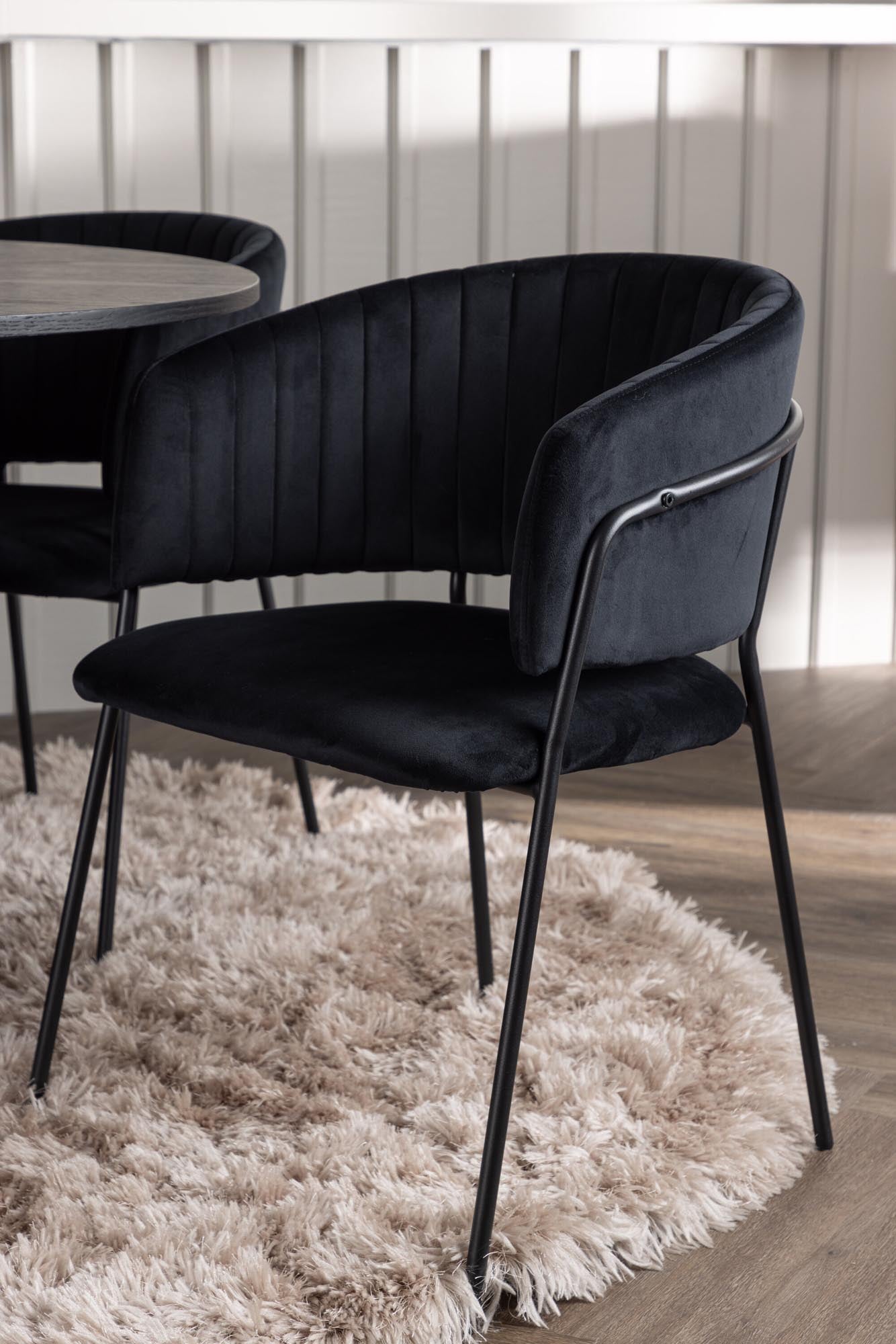 Entdecken Sie das Olivia Esszimmerset + Selma von Venture Home: Eleganz trifft Funktionalität in einem zeitlosen Design für Ihr Esszimmer.