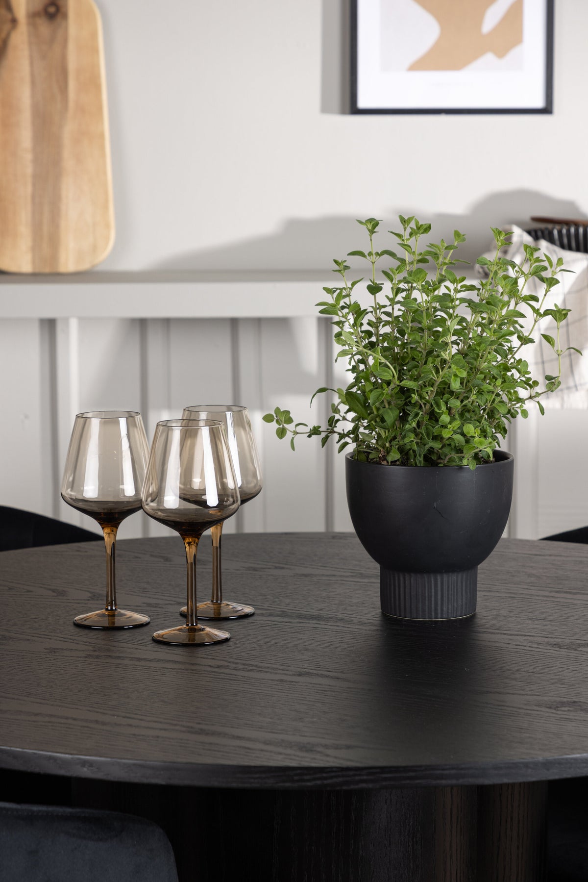 Olivia Esszimmerset + Selma ⌀110cm/4St. in Schwarz präsentiert im Onlineshop von KAQTU Design AG. Esszimmerset ist von Venture Home
