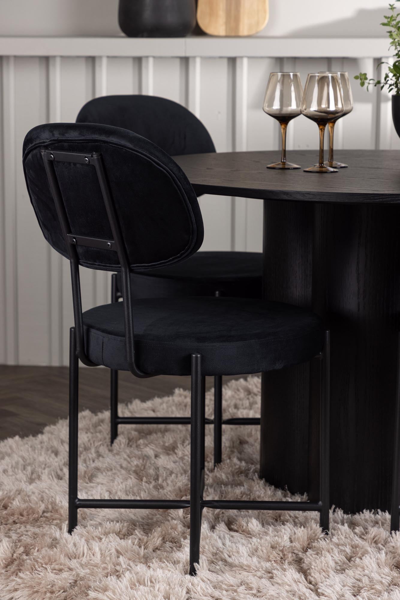 Entdecken Sie das stilvolle Esszimmerset Olivia & Stella: runder Tisch (110 cm) und 4 komfortable Stühle für einladende Dinner und gesellige Runden.