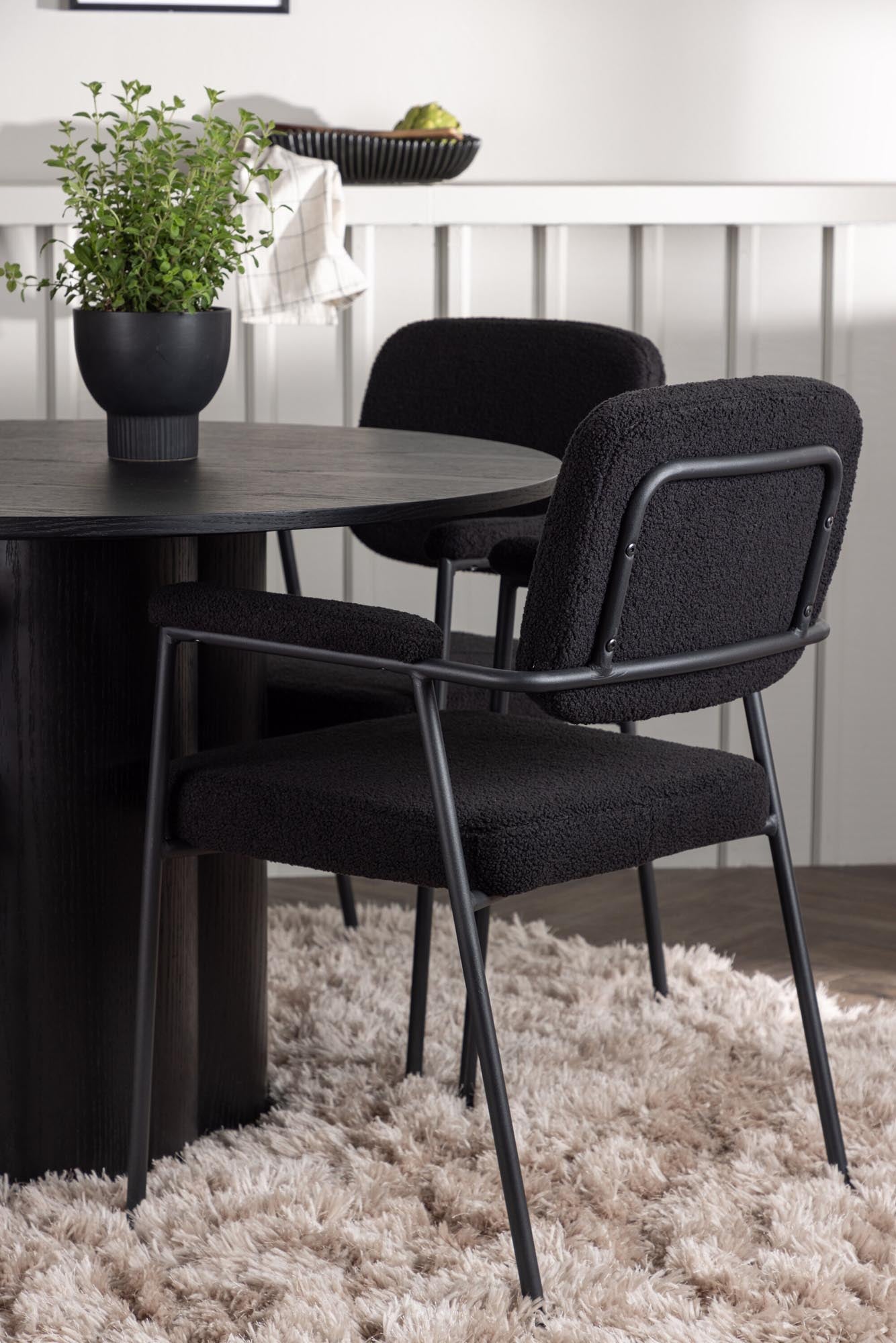 Entdecken Sie das stilvolle Olivia Esszimmerset + Yesterday von Venture Home: Hochwertige Materialien, elegantes Design und ideal für gesellige Runden.