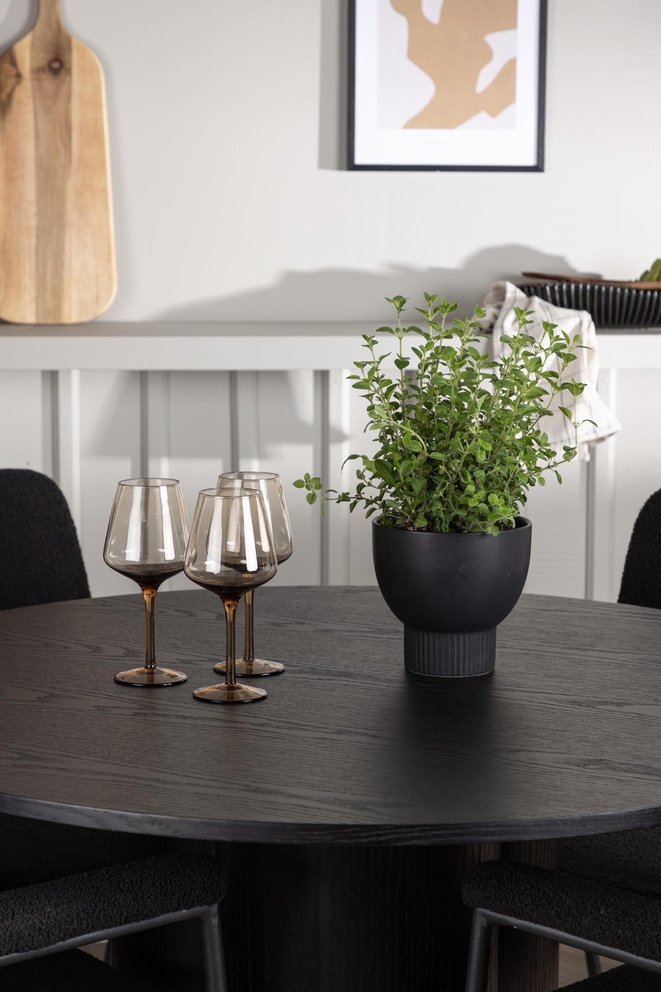 Erleben Sie das elegante Olivia Esszimmerset + Yesterday von Venture Home: Modernes Design, robuste Materialien und optimaler Komfort für gesellige Momente.