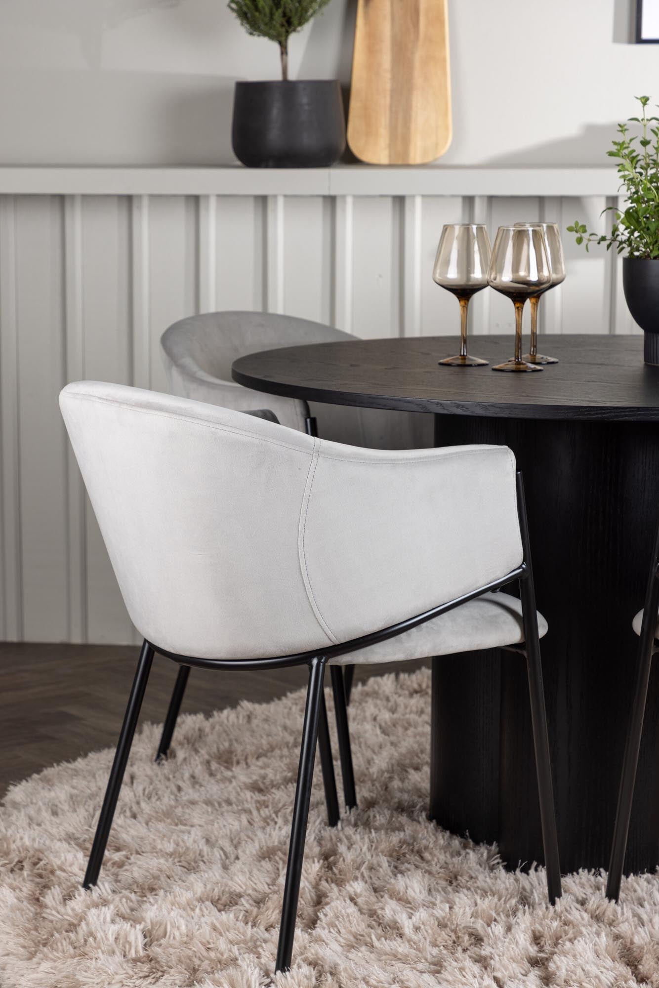 Entdecken Sie das Olivia Esszimmerset von Venture Home: runder Tisch (⌀110cm) und 4 elegante Stühle, perfekt für gesellige Abende und stilvolle Einrichtung.