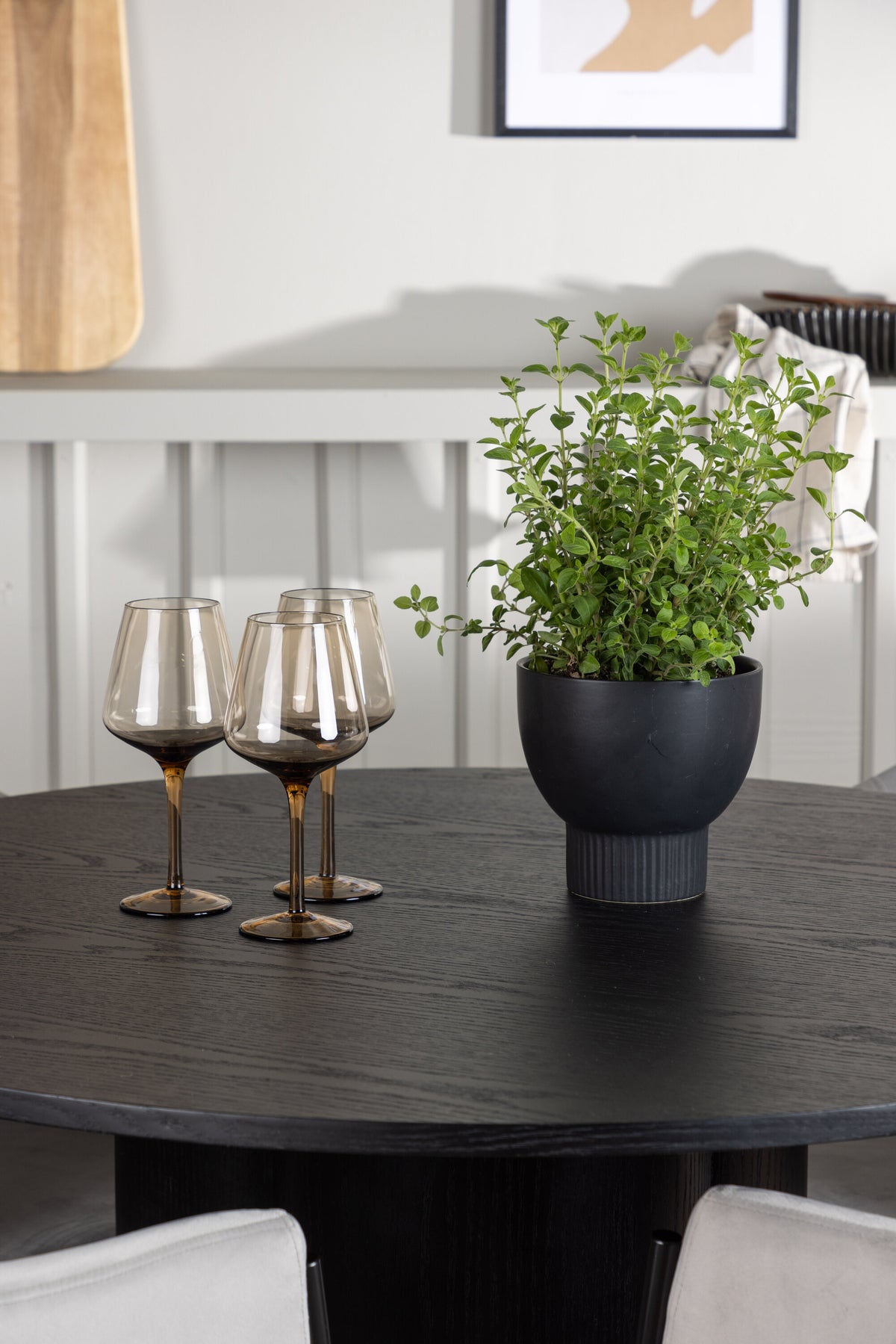 Olivia Esszimmerset ⌀110cm/4St. in Schwarzgrau präsentiert im Onlineshop von KAQTU Design AG. Esszimmerset ist von Venture Home
