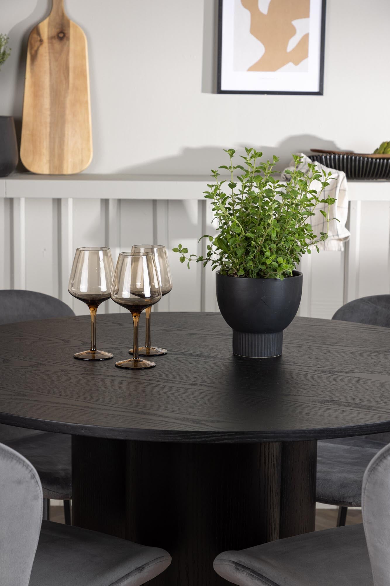 Elegantes Esszimmerset Olivia mit runden Lilja-Stühlen, perfekt für stilvolle Dinner und gemütliche Zusammenkünfte.