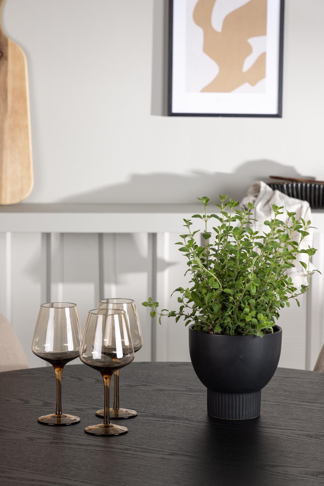 Modernes Esszimmerset Olivia mit runder Tischplatte (110 cm) und 4 ergonomischen Stühlen. Perfekt für gesellige Abende und stilvolle Einrichtung.