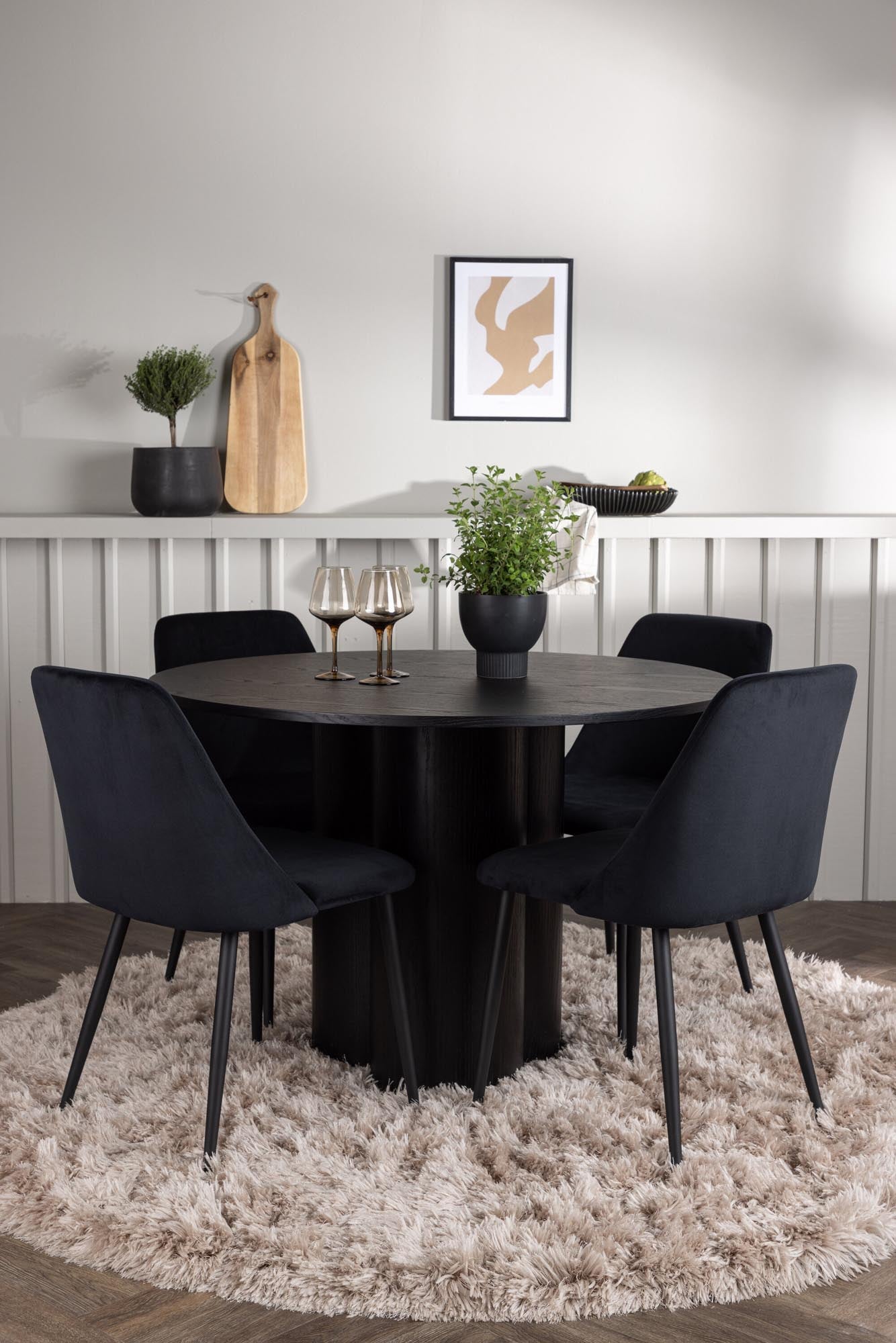 Modernes Olivia Esszimmerset mit rundem Tisch (110cm) und 4 stilvollen Stühlen. Ideal für gesellige Abende und elegantes Wohnen.