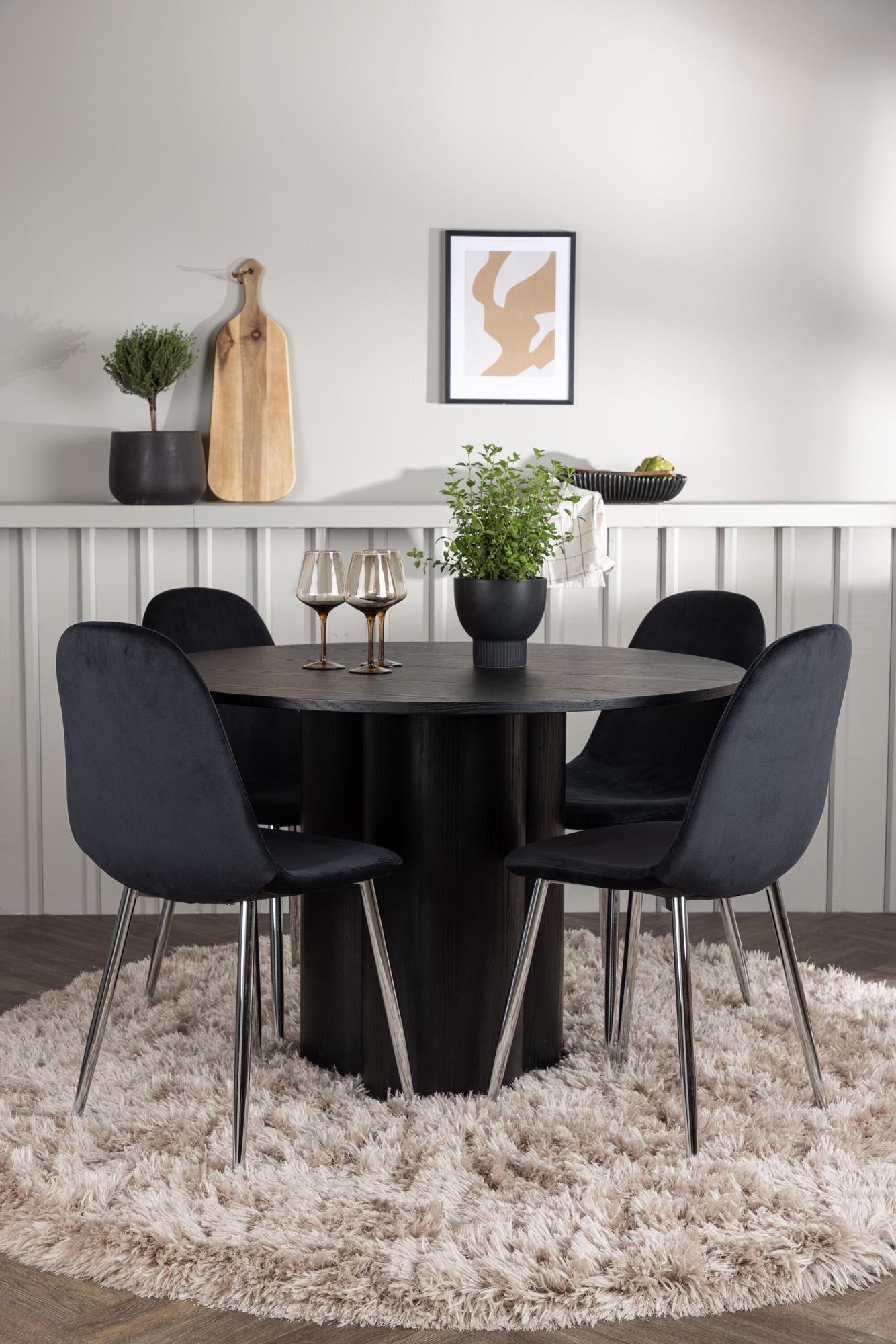 Modernes Esszimmerset Olivia mit runder Tischplatte für 4 Personen. Hochwertige Materialien und ergonomischer Komfort für gesellige Momente.