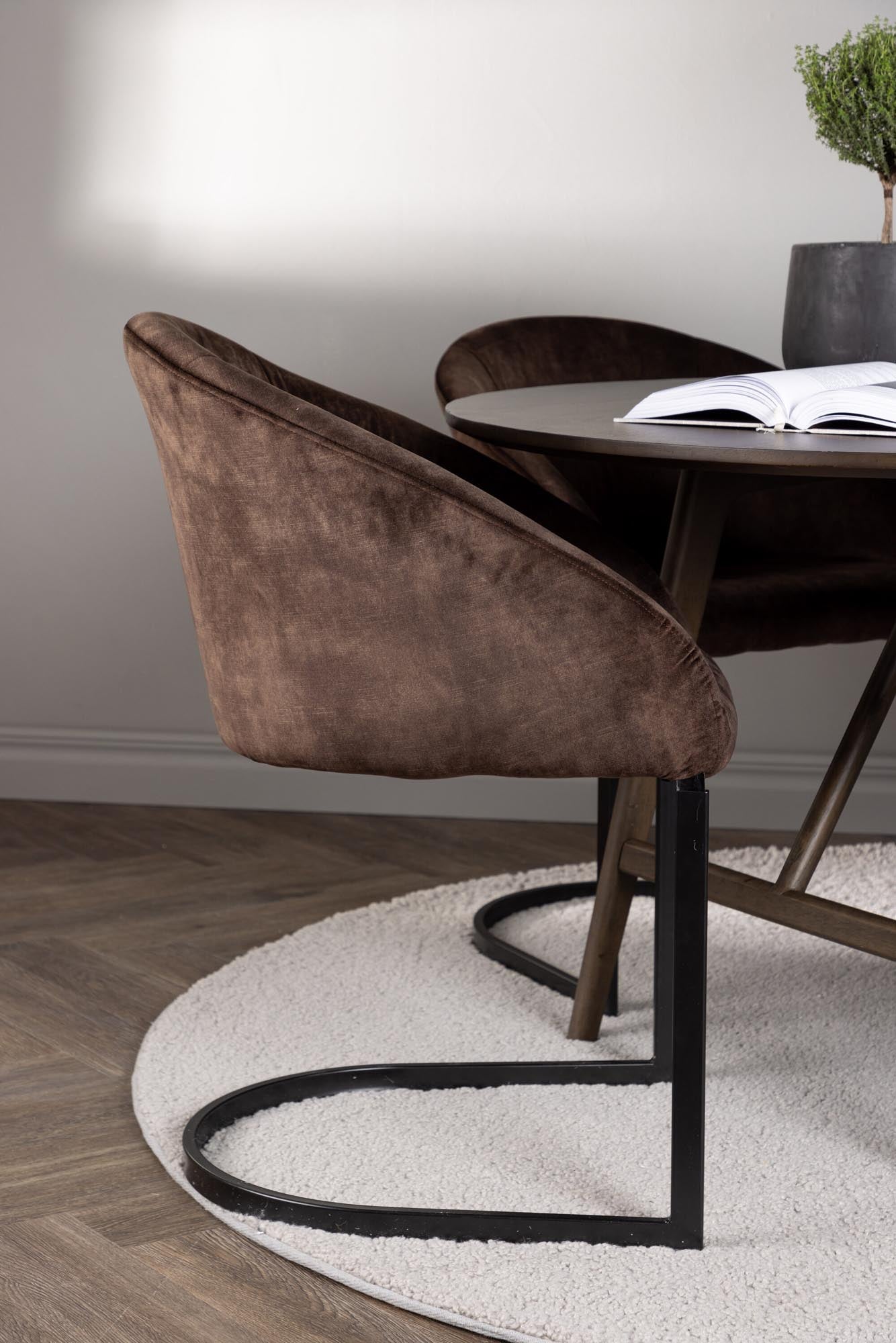 Elegantes Esszimmerset: Kaseindon Tisch in Walnussbraun, 100cm, mit 4 komfortablen Evening-Stühlen in braunem Stoff.