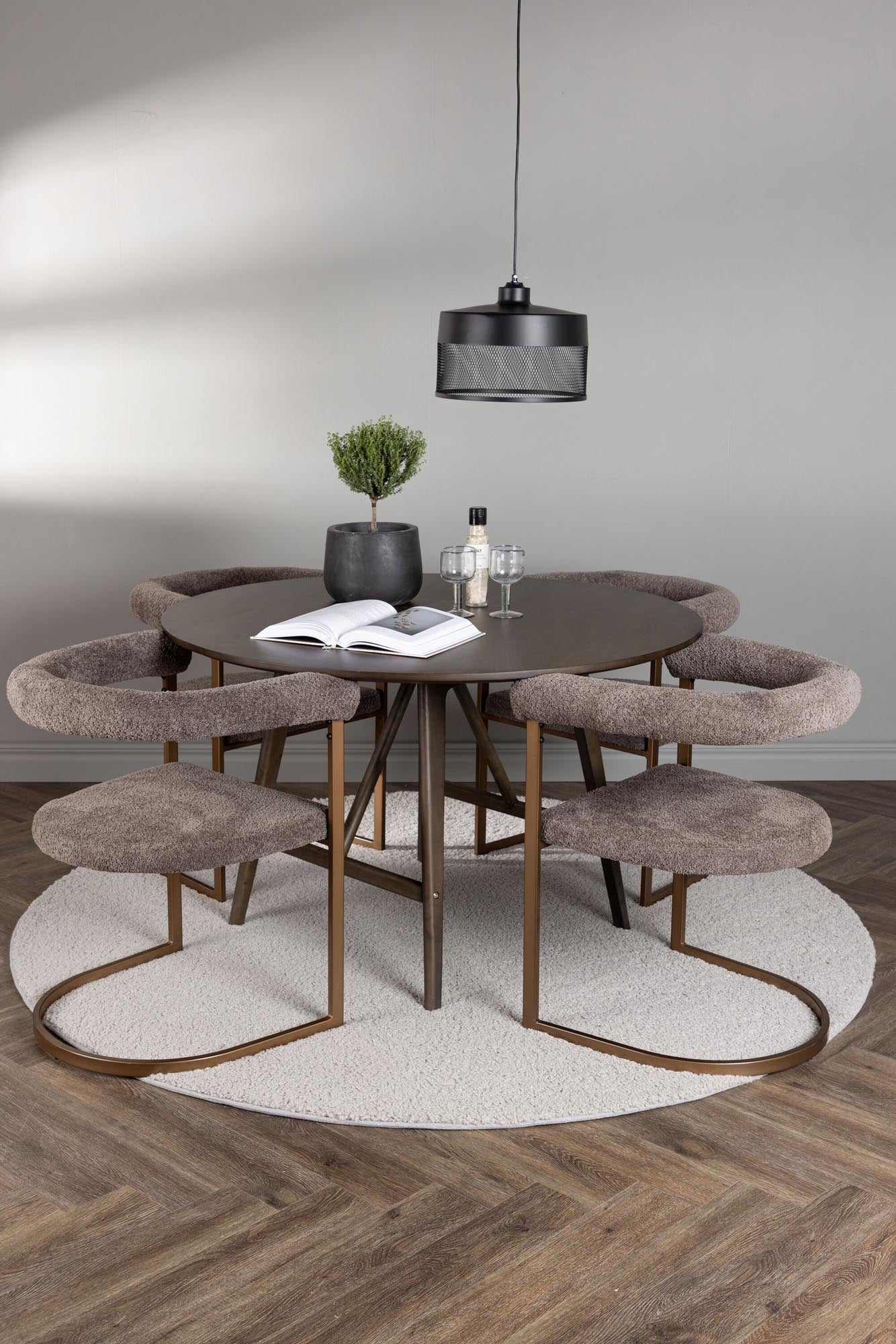 Erleben Sie das Kaseindon Esszimmerset + Morning von Venture Home: runder Tisch und 4 stilvolle Stühle für einladende Essmomente.