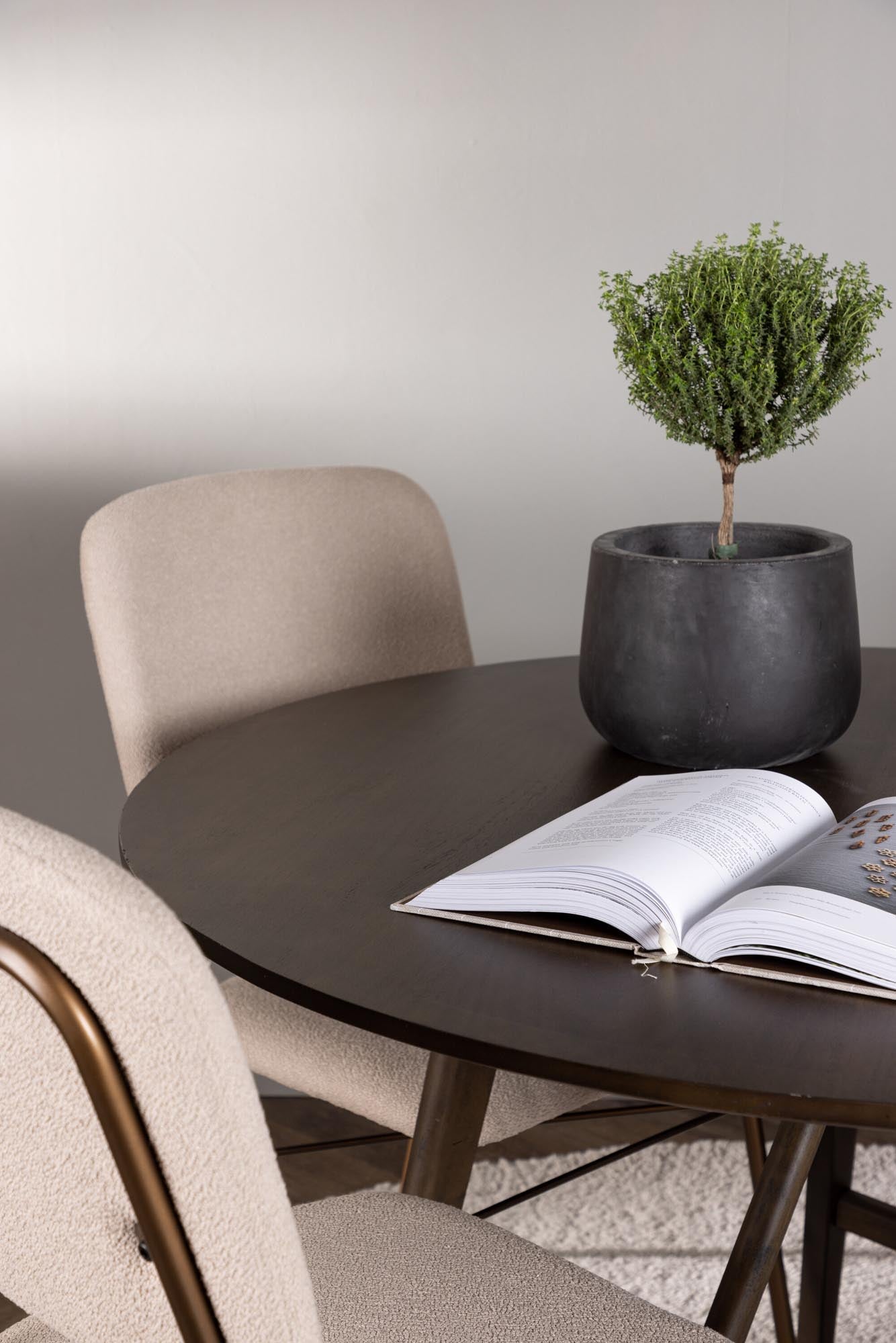 Stilvolles Esszimmerset Kaseindon + Seda, runder Tisch 100cm, 4 bequeme Stühle, ideal für moderne Wohnräume. Hochwertige Materialien, skandinavisches Design.