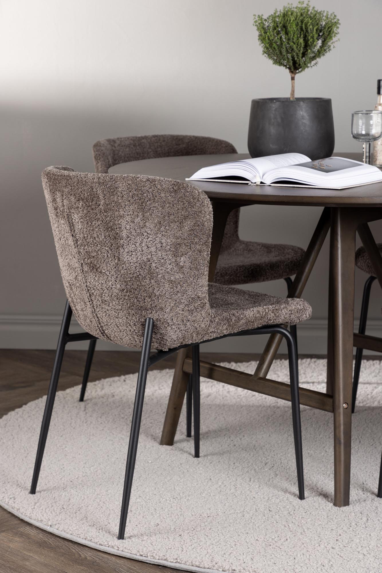 Elegantes Esszimmerset Kaseindon + Modesto mit runden Tisch (100cm) und 4 stilvollen Stühlen. Ideal für gesellige Abende und modernes Wohnen.