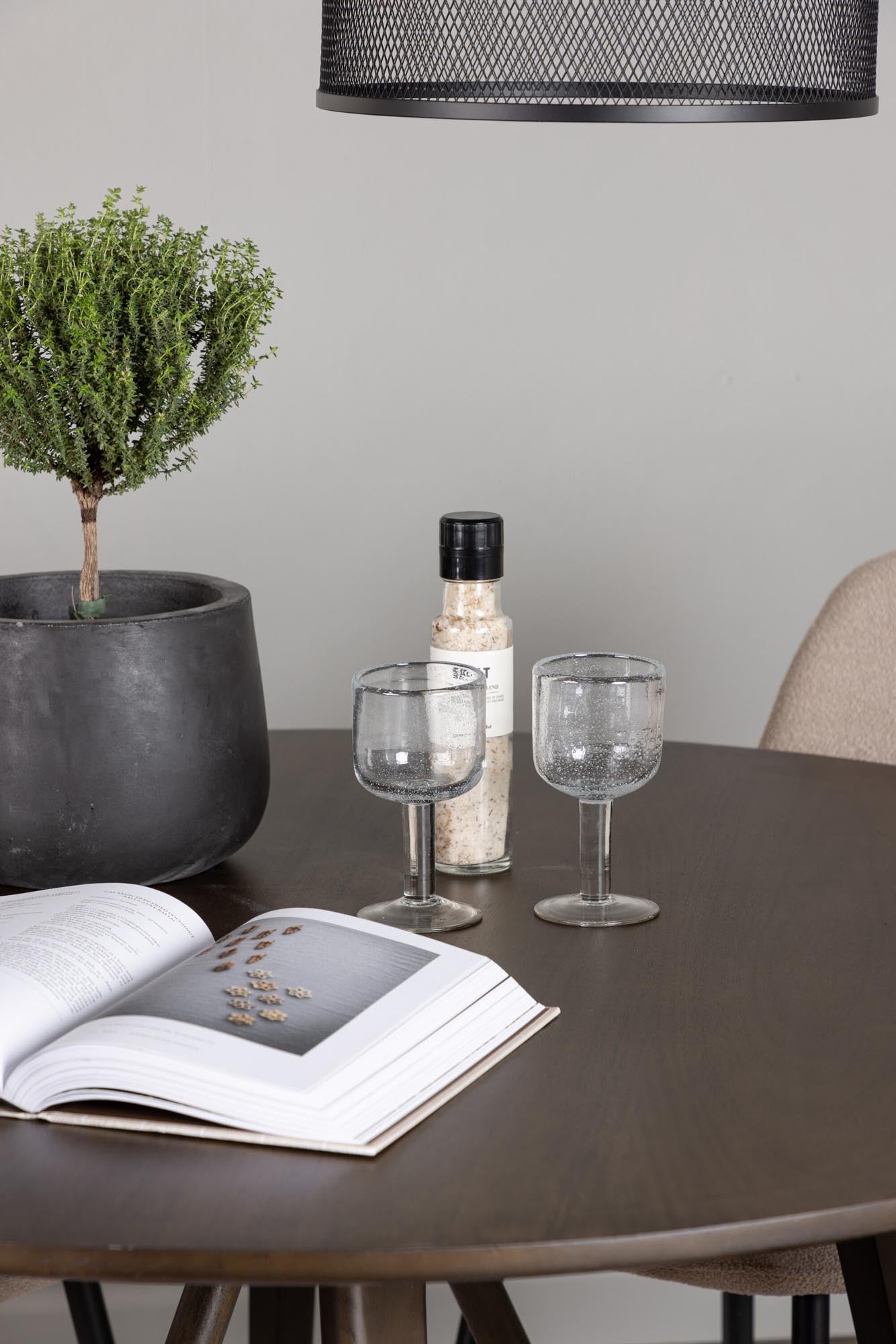 Elegantes Kaseindon Esszimmerset: 100cm Tisch in Valnör, 4 Polar-Stühle in Bouclé. Stilvoll, funktional, einladend.