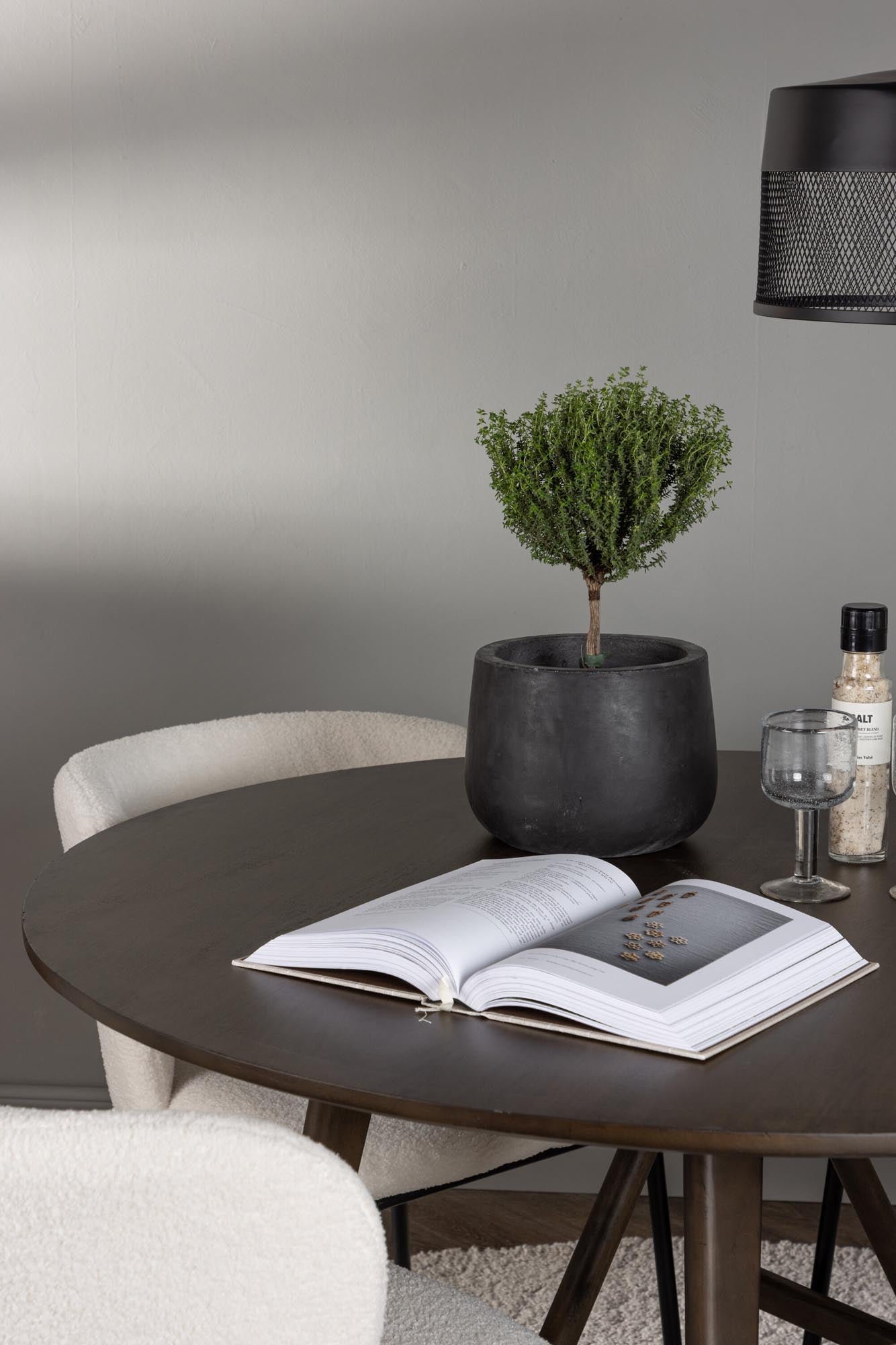 Modernes Esszimmerset Kaseindon + Edina: Design trifft Funktionalität.