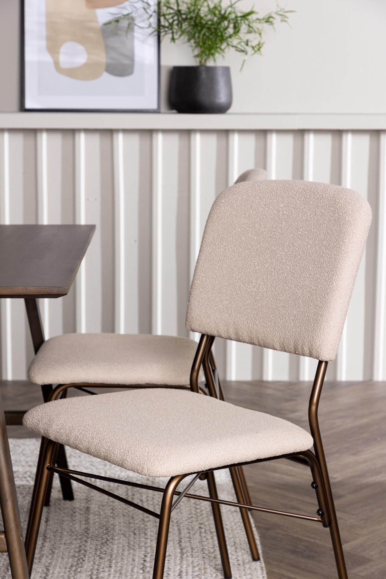 Stilvolles Kaseindon Esszimmerset von Venture Home: 120 cm Esstisch mit eleganter Walnussplatte und bequemen Seda-Stühlen in sanftem Beige.