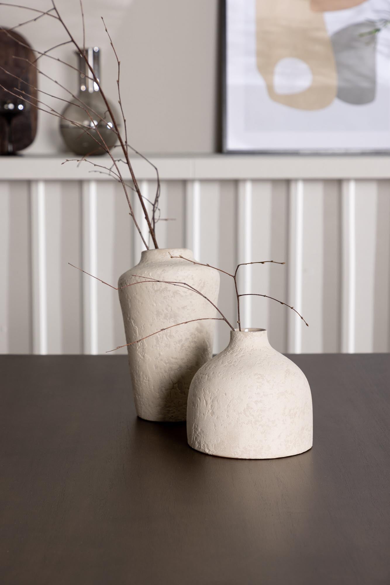 Entdecken Sie das Kaseindon Esszimmerset von Venture Home: Ein 120 cm großer Esstisch mit pflegeleichter Walnussplatte und stilvollen Seda-Stühlen in Beige.