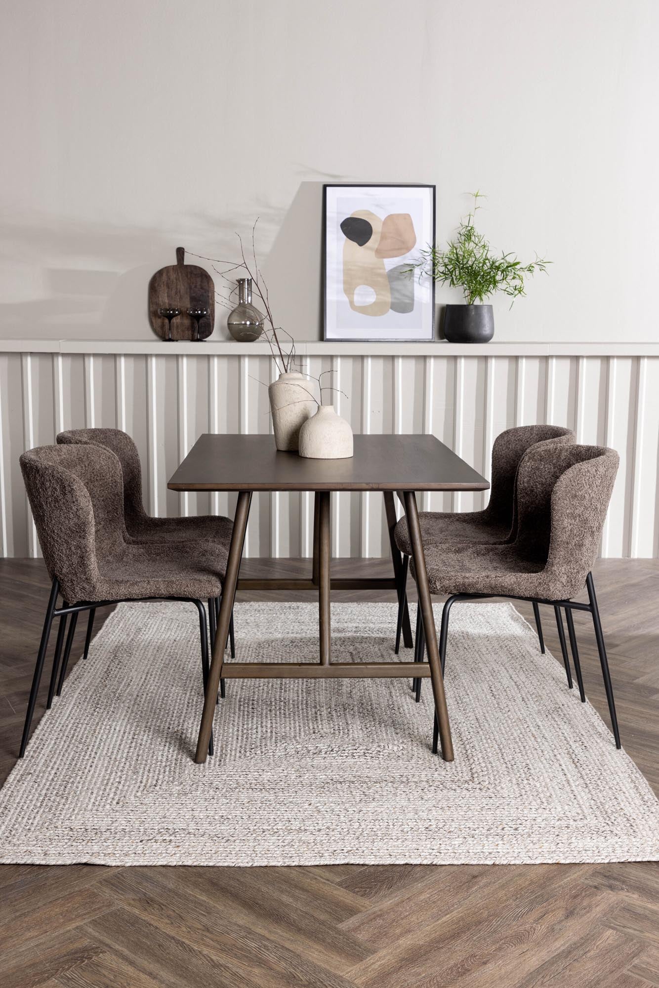 Entdecken Sie das Kaseindon Esszimmerset von Venture Home: skandinavisches Design, komfortable Modesto-Stühle und ein praktischer 120cm Tisch.