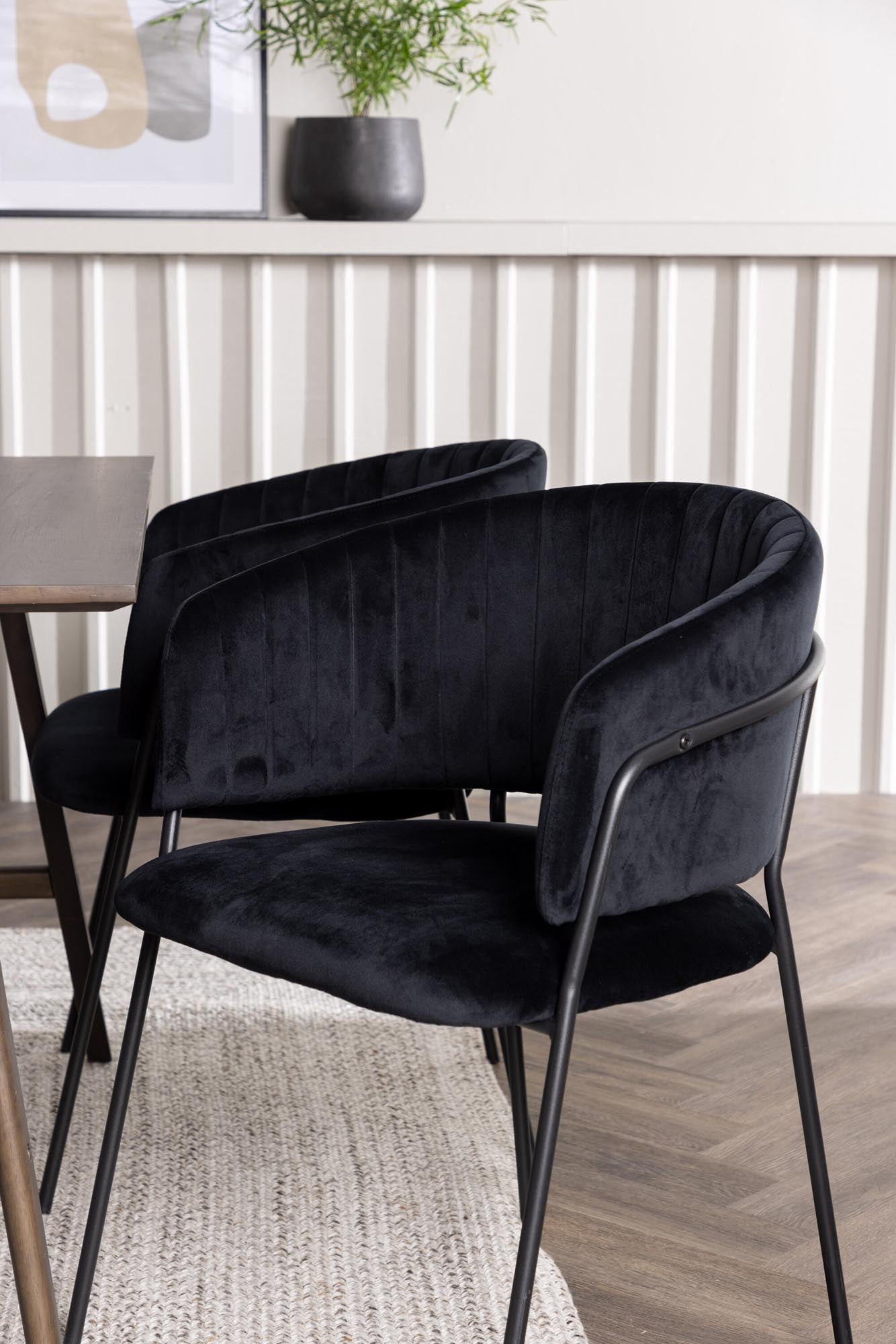 Elegantes Esszimmerset mit Walnusstisch (120x80cm) und 4 komfortablen Selma-Stühlen. Perfekt für gesellige Abende und stilvolle Einrichtung.