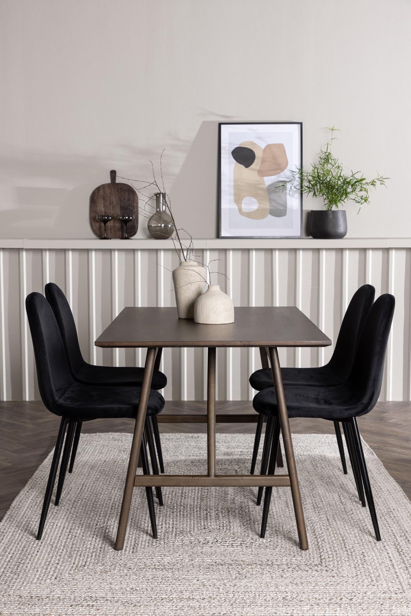 Entdecken Sie das stilvolle Kaseindon Esszimmerset mit 120 cm Tisch und 4 bequemen Polar-Stühlen von Venture Home – ideal für gesellige Runden!