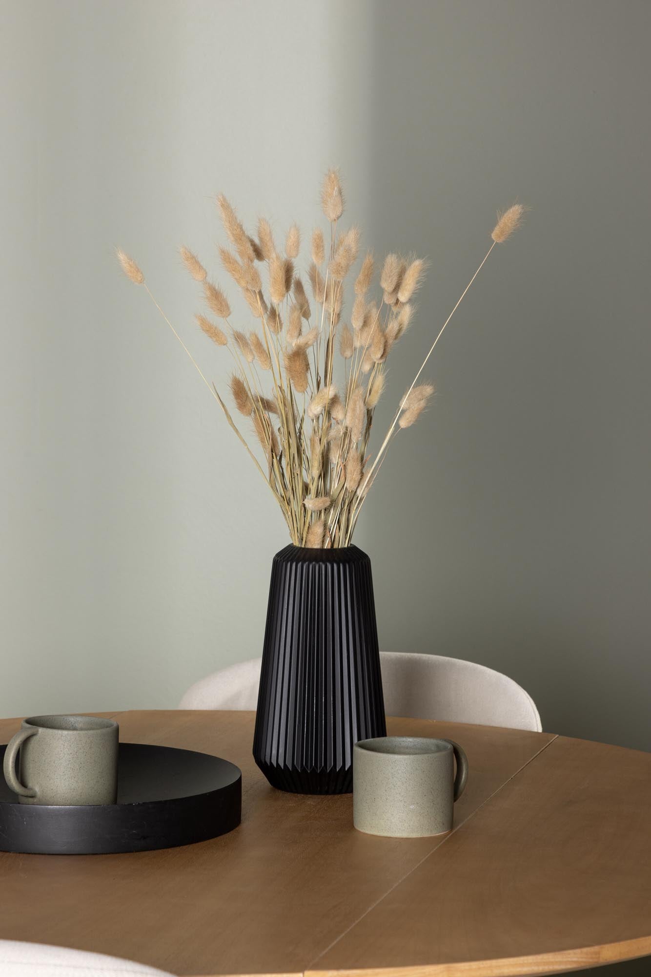 Stilvolles Yadikon Esszimmerset mit rundem Lilja Tisch für 4 Personen.