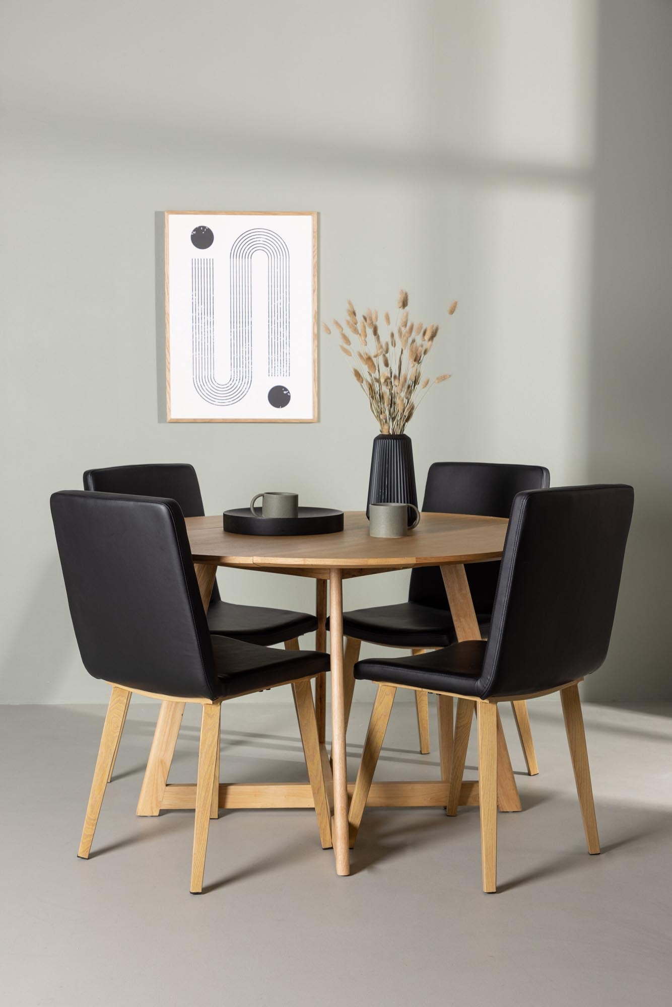 Entdecken Sie das Yadikon Esszimmerset von Venture Home: Robuster Gummibaumholztisch und stilvolle Today-Stühle für einladende Essmomente.