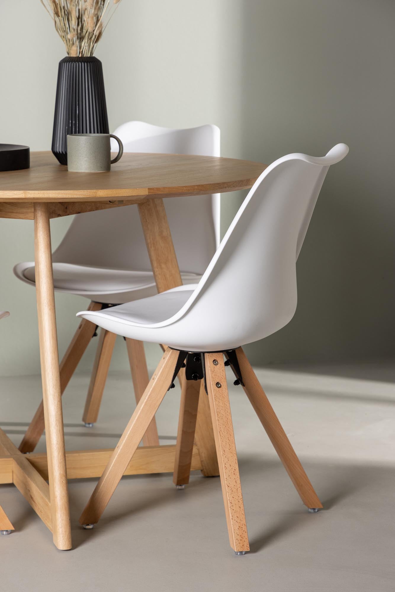 Yadikon Esszimmerset + Zeno: Elegantes Set mit flexiblem Esstisch und bequemen Stühlen. Perfekt für stilvolle Esszimmer und gesellige Runden.