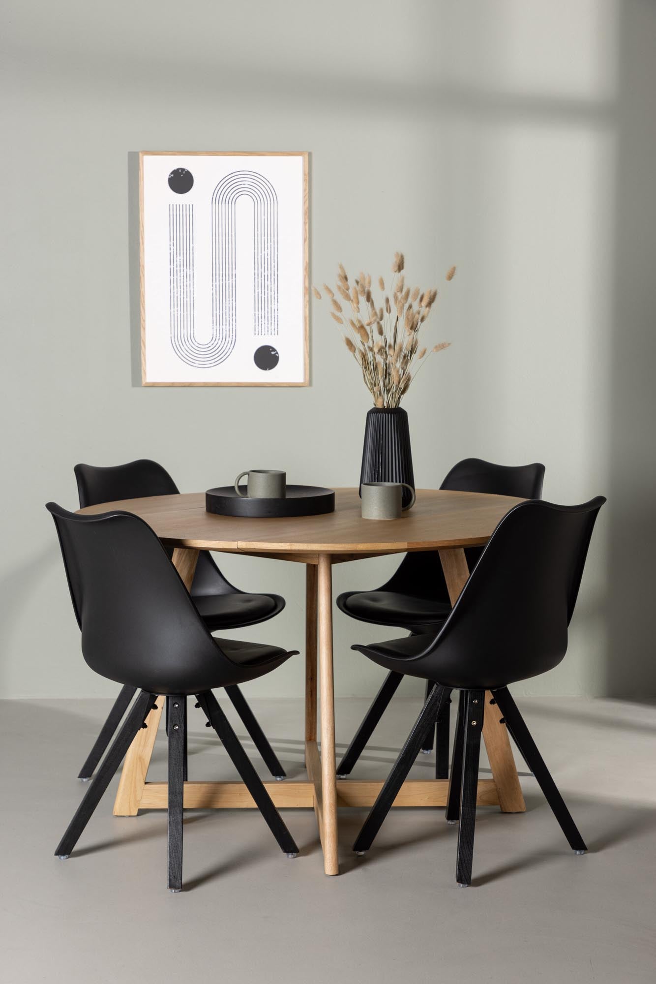 Erleben Sie das Yadikon Esszimmerset + Zeno von Venture Home: Ein stilvoller Esstisch mit 4 bequemen Stühlen für einladende Essmomente.