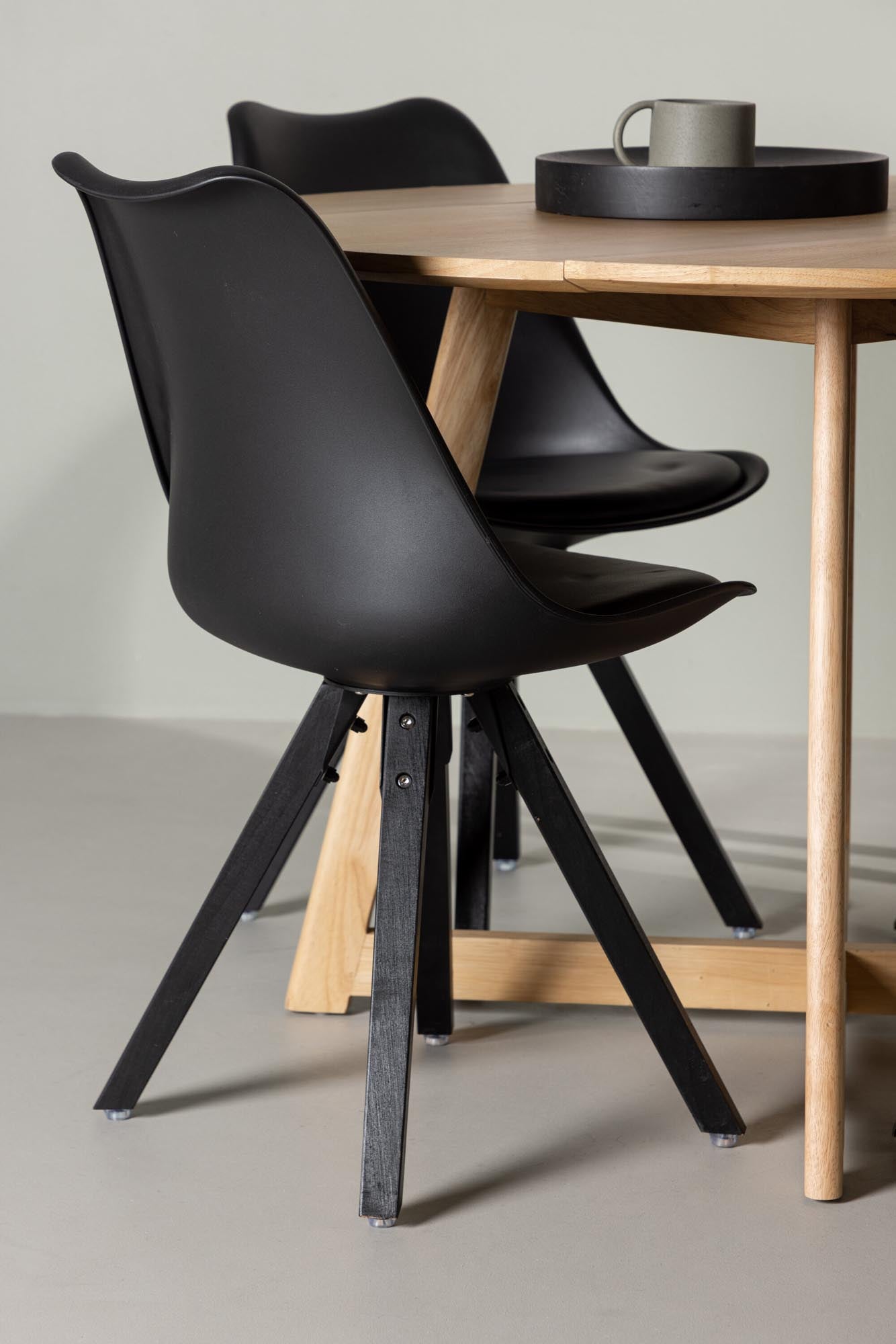 Entdecken Sie das Yadikon Esszimmerset + Zeno von Venture Home: Eleganz trifft Funktionalität mit einem flexiblen Esstisch und komfortablen Stühlen.