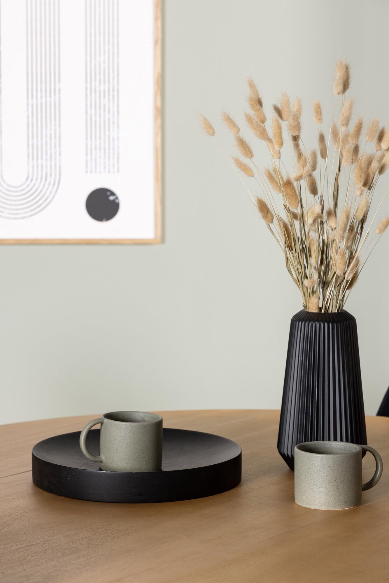 Stilvolles Yadikon Esszimmerset mit runden Tisch und bequemen Polar-Stühlen. Perfekt für gesellige Abende und elegante Esskultur.